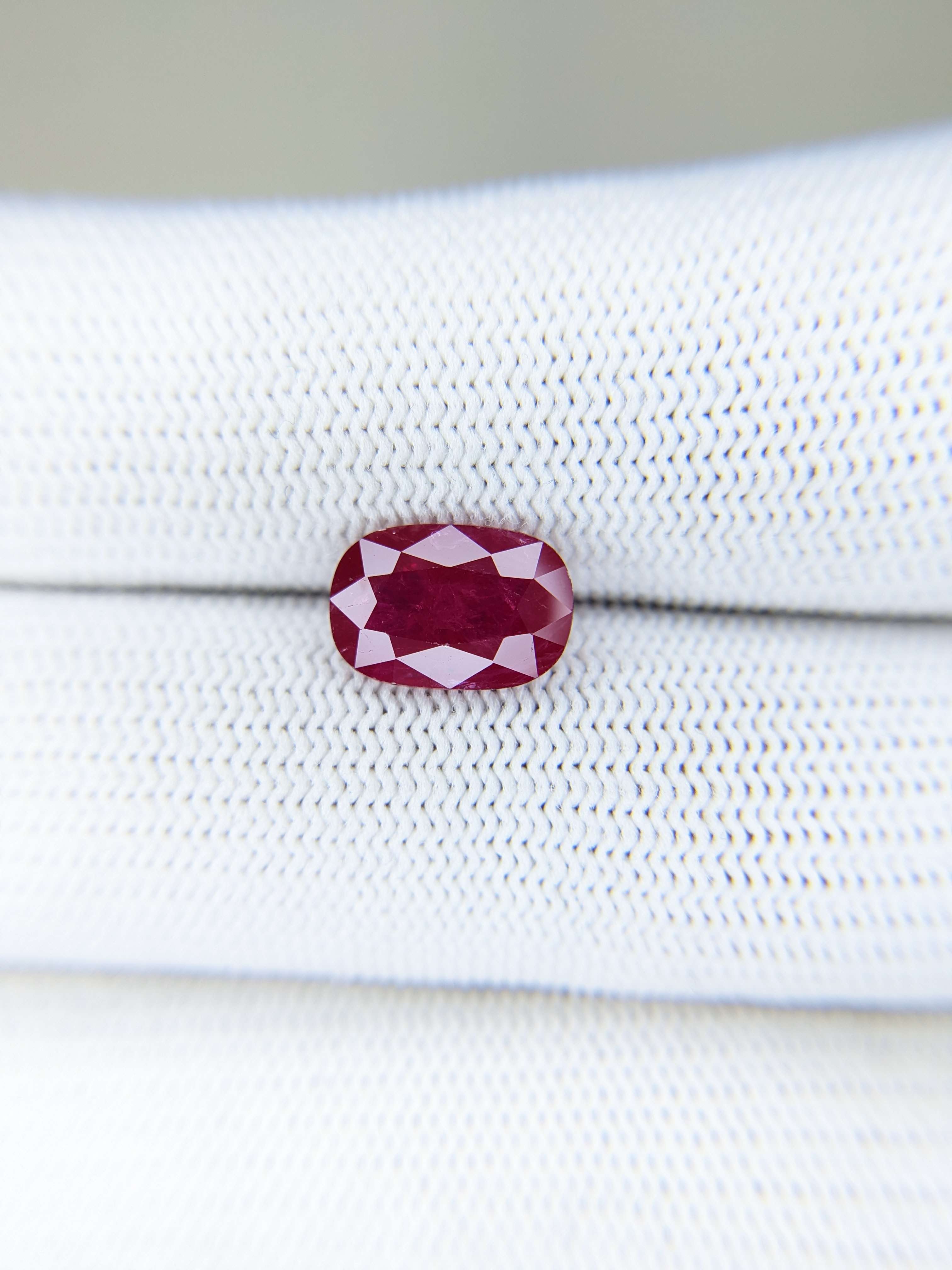 RUBY Oval: 2.97ct
