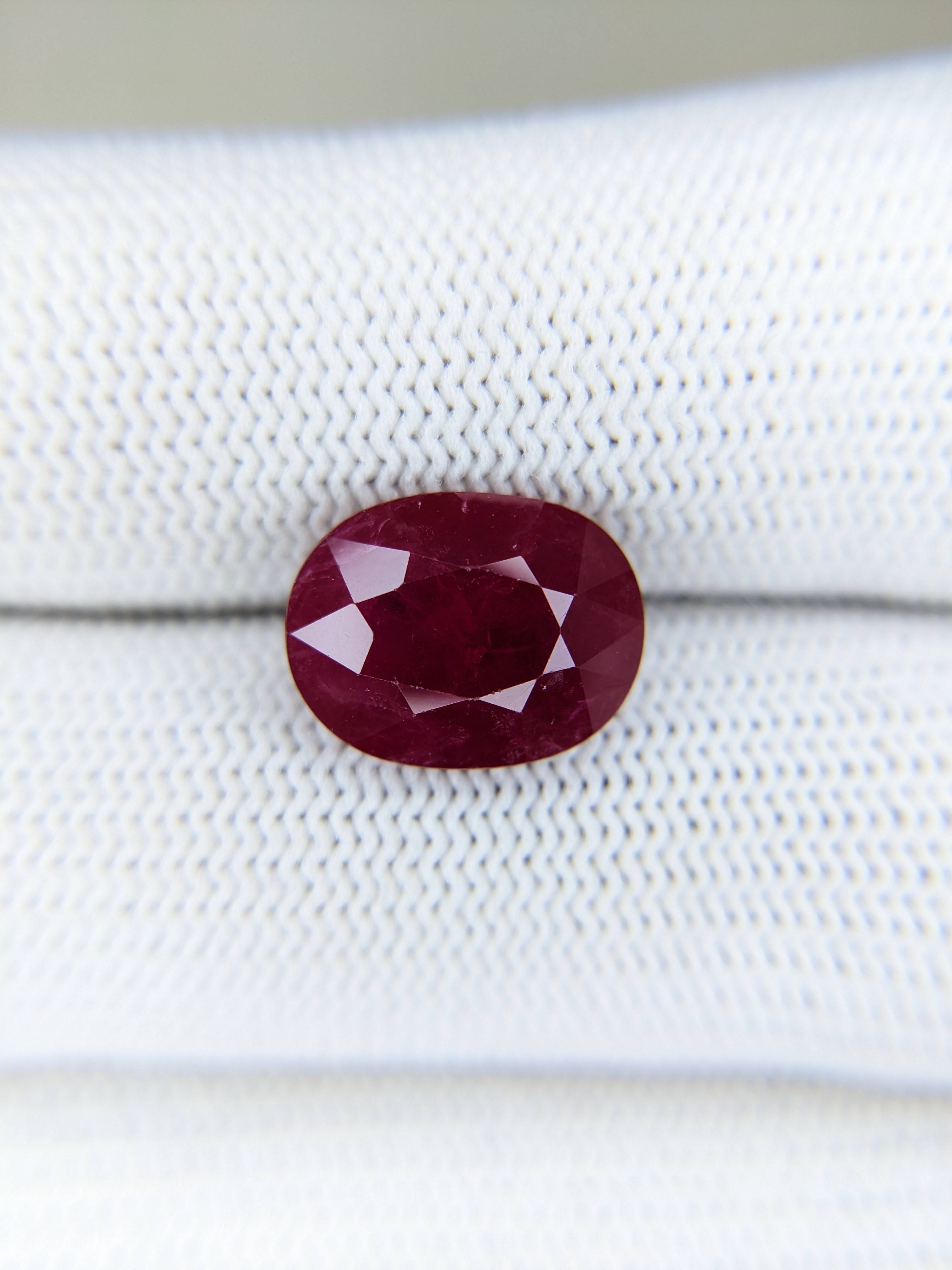 RUBY Oval: 5.57ct
