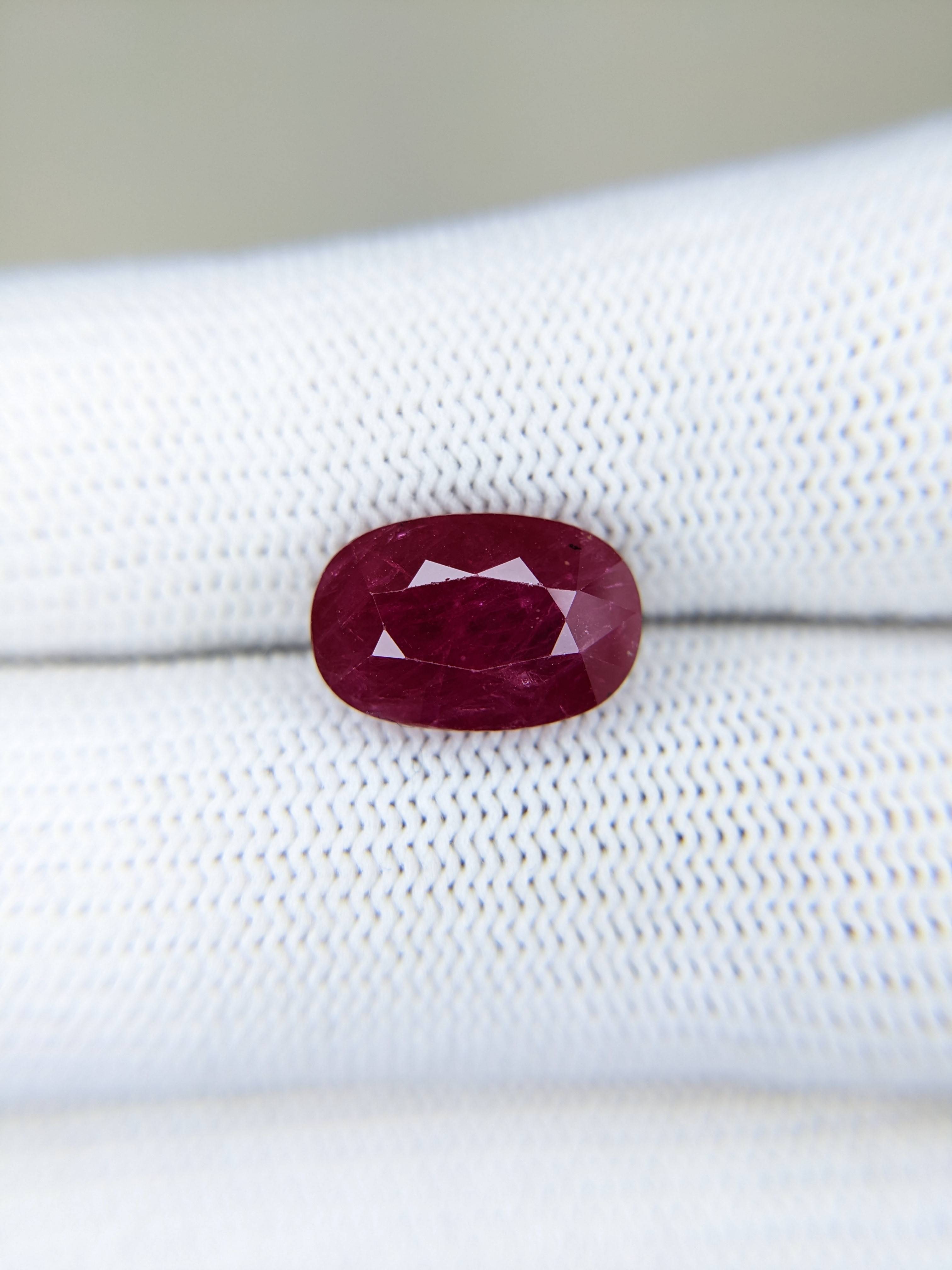 RUBY Oval: 5.81ct