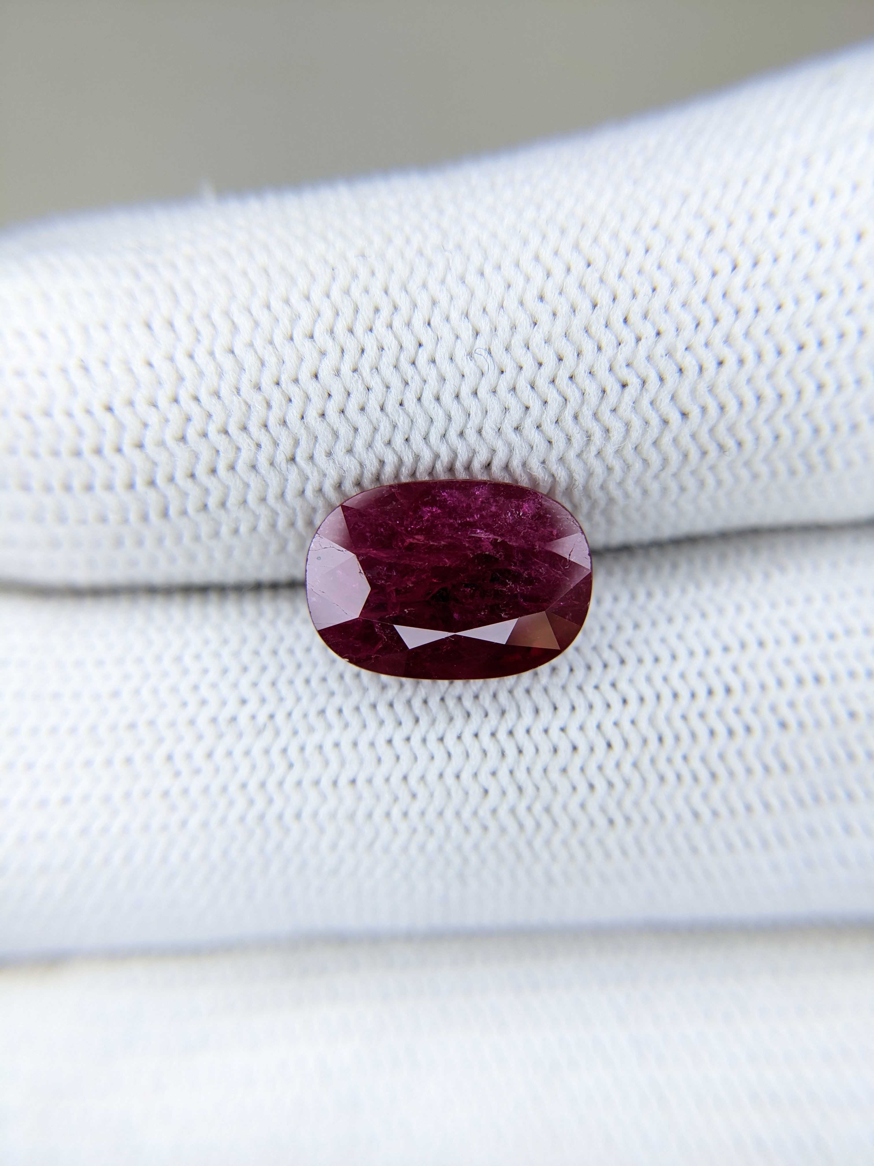 RUBY Oval: 4.32ct
