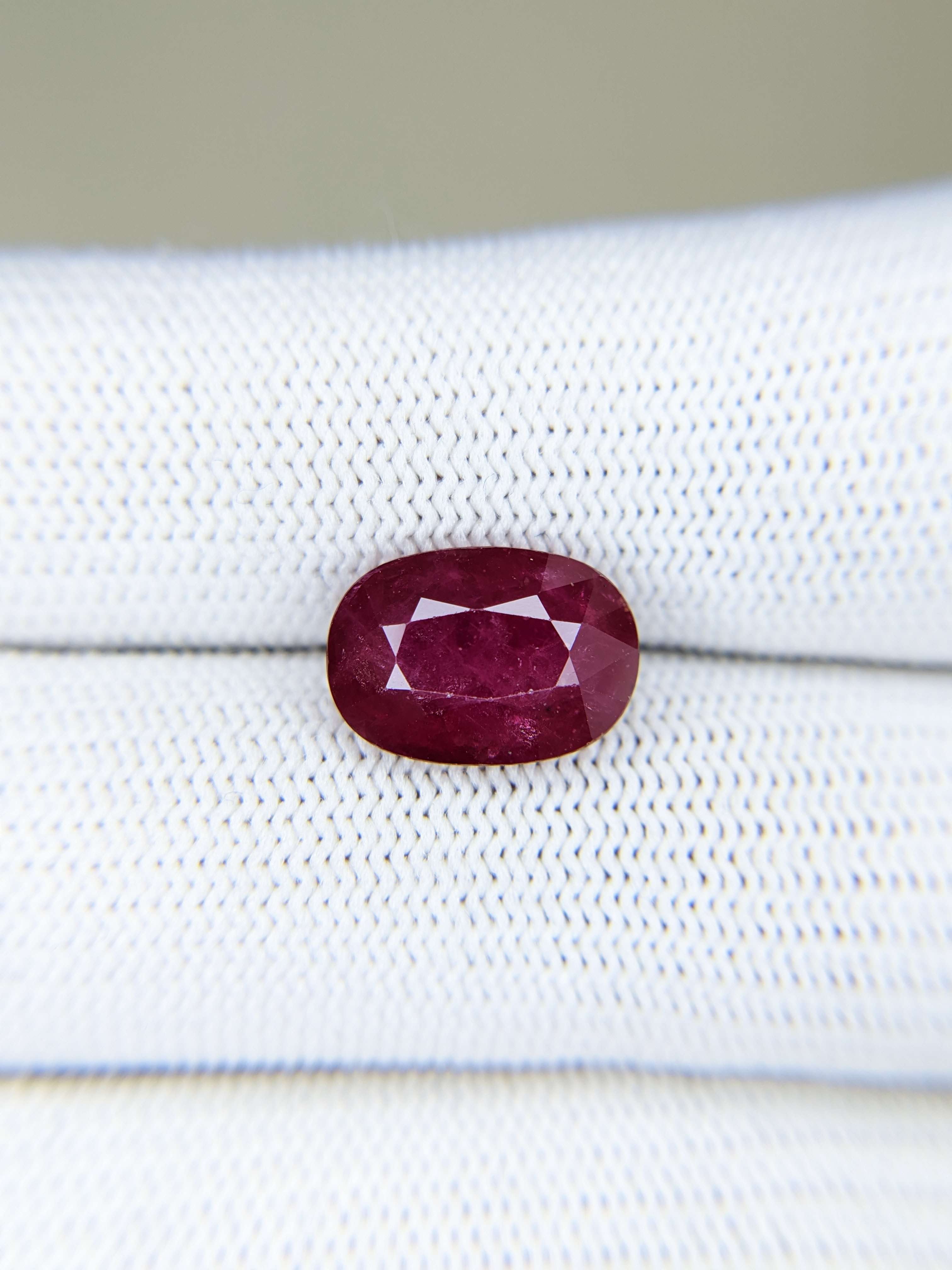 Ruby Oval: 5.86ct