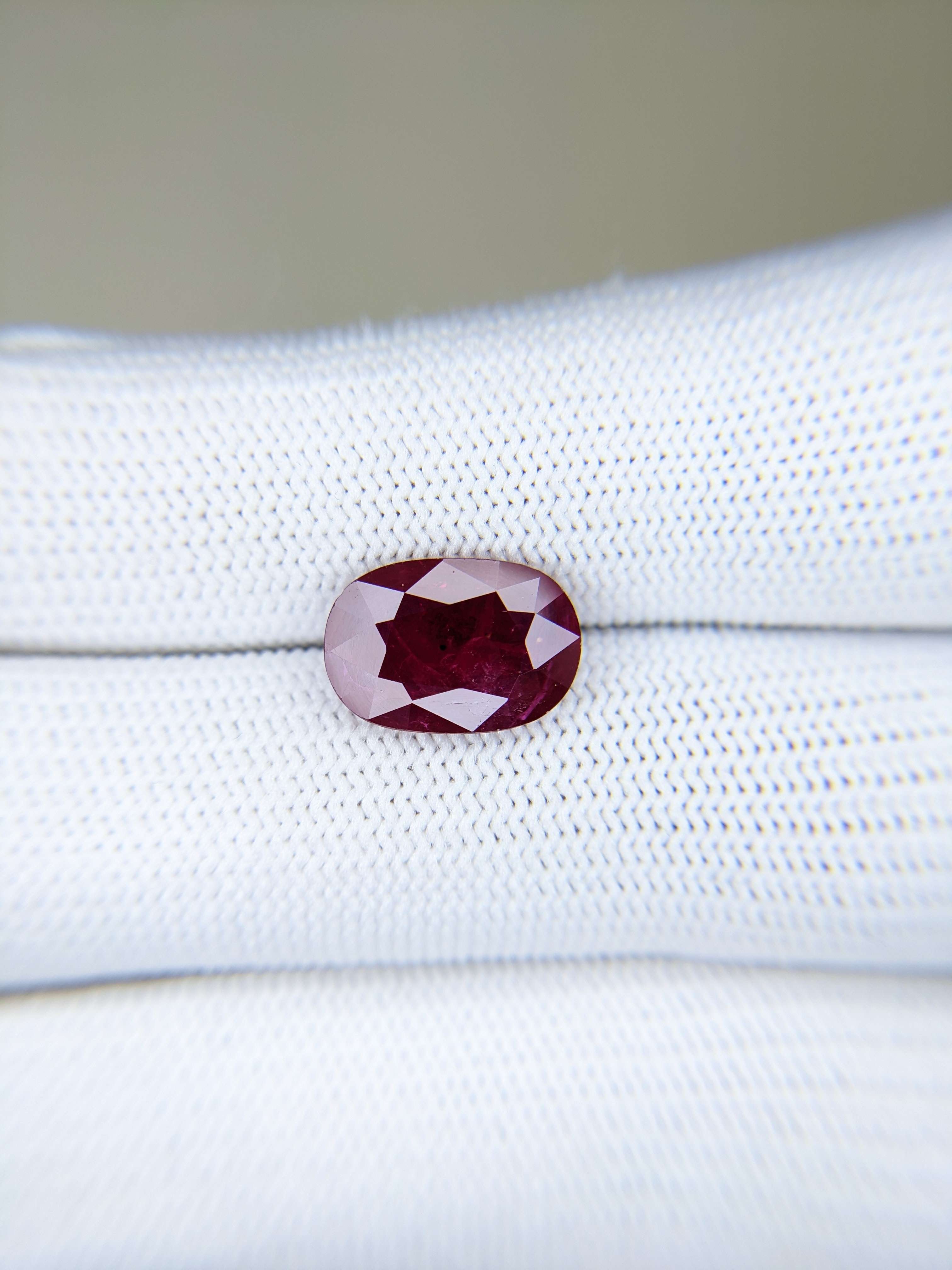 RUBY Oval: 4.28ct