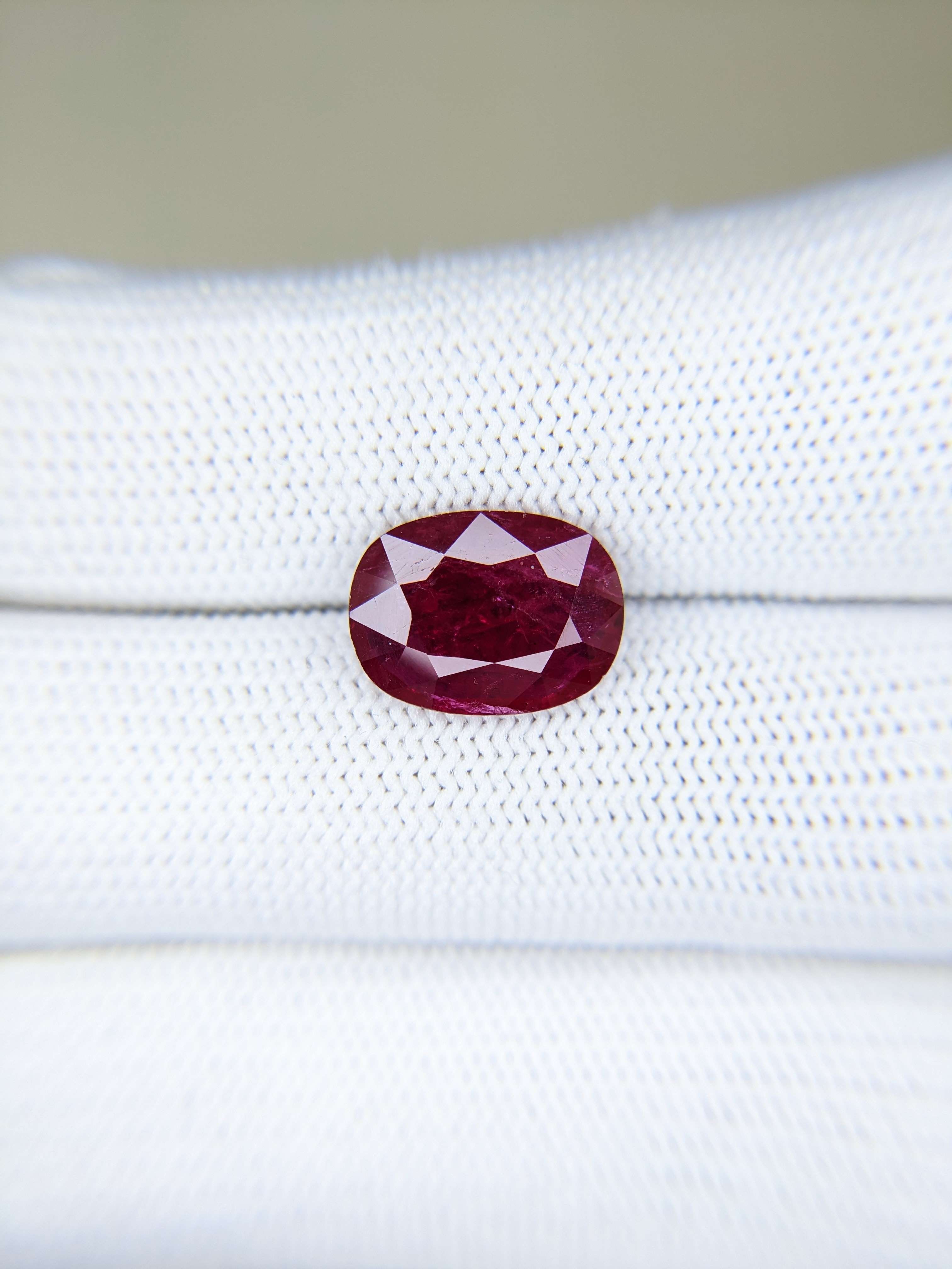 RUBY Oval: 4.32ct