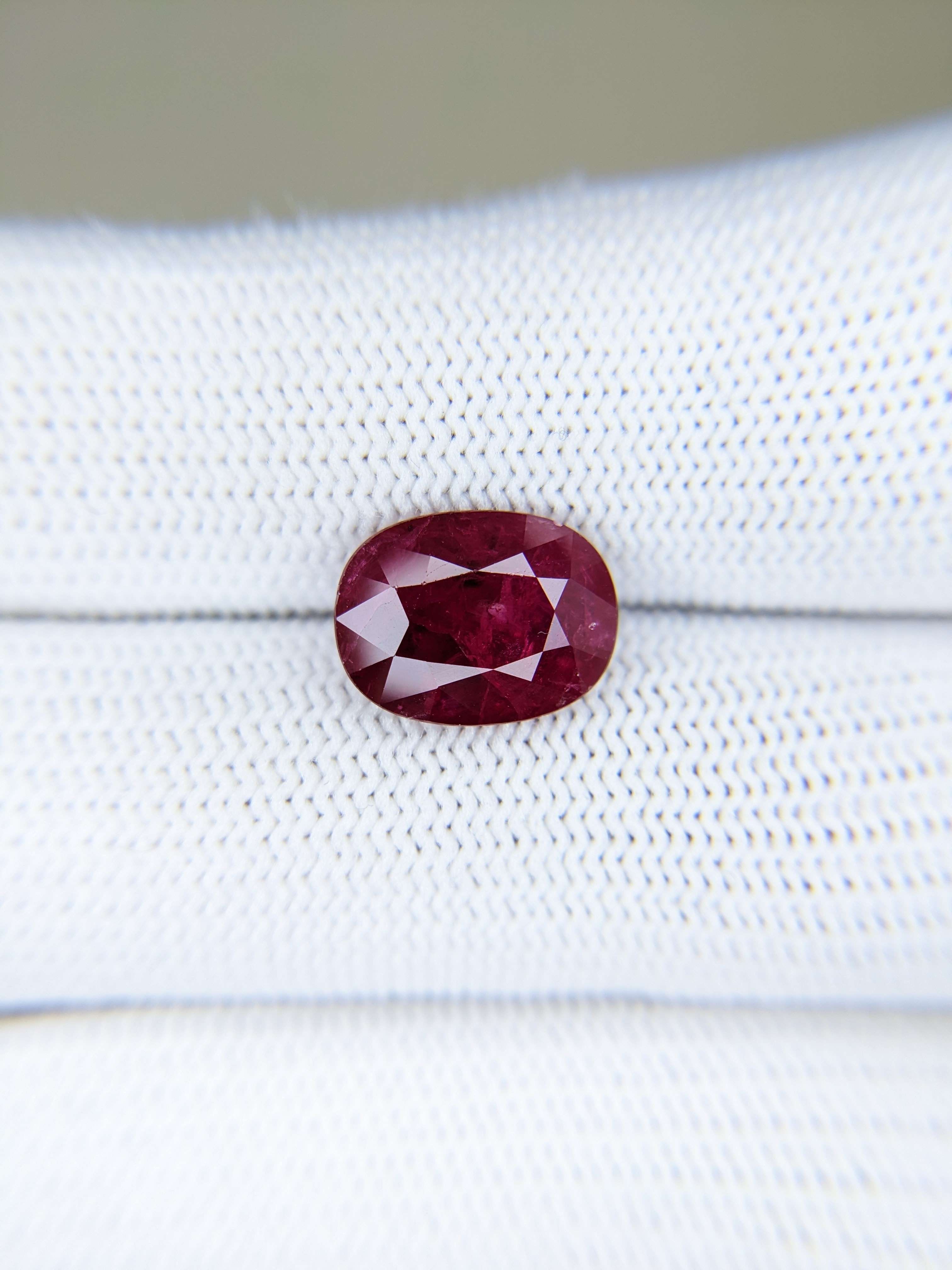RUBY Oval: 4.31ct