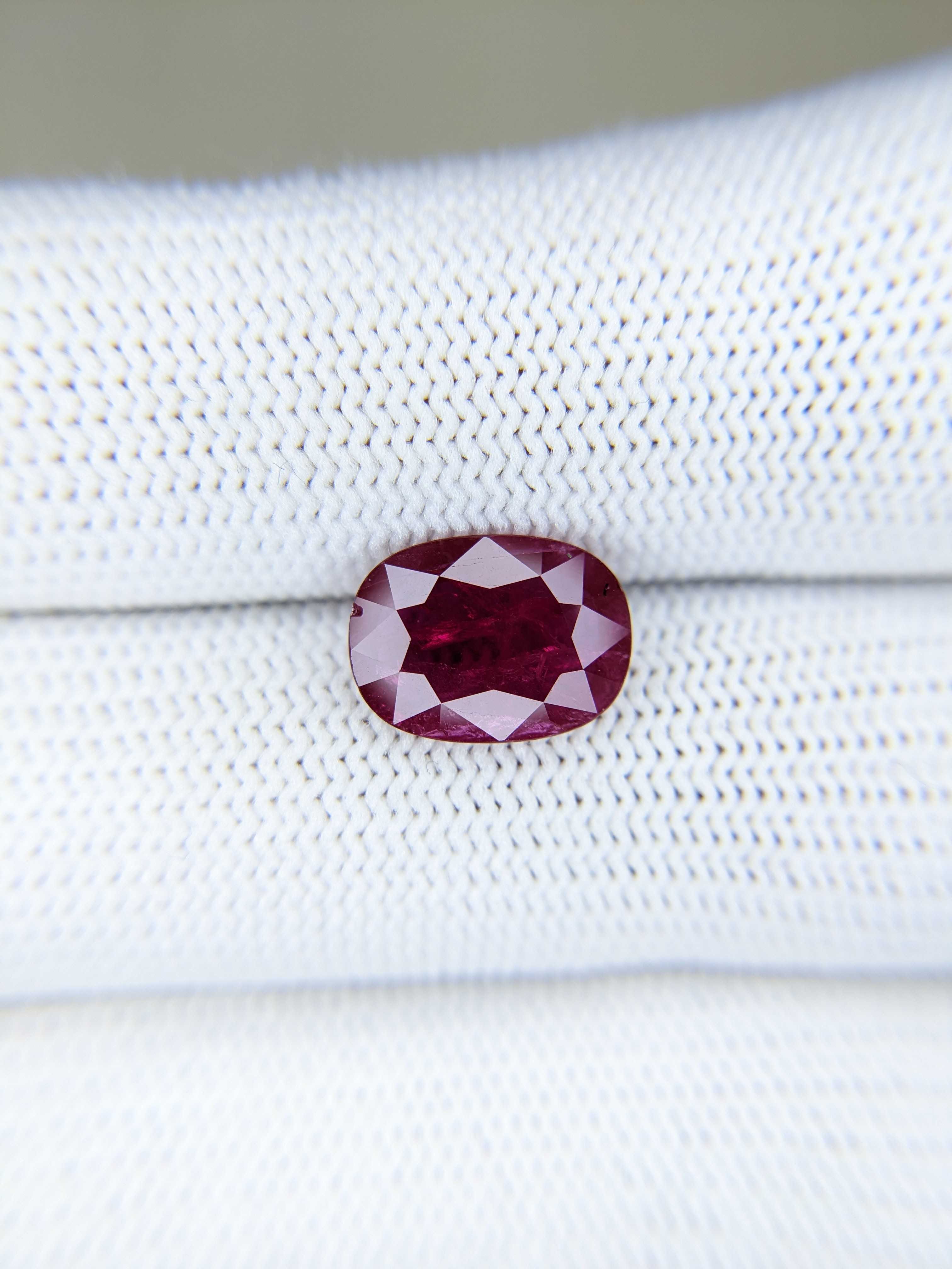 RUBY Oval: 3.03ct