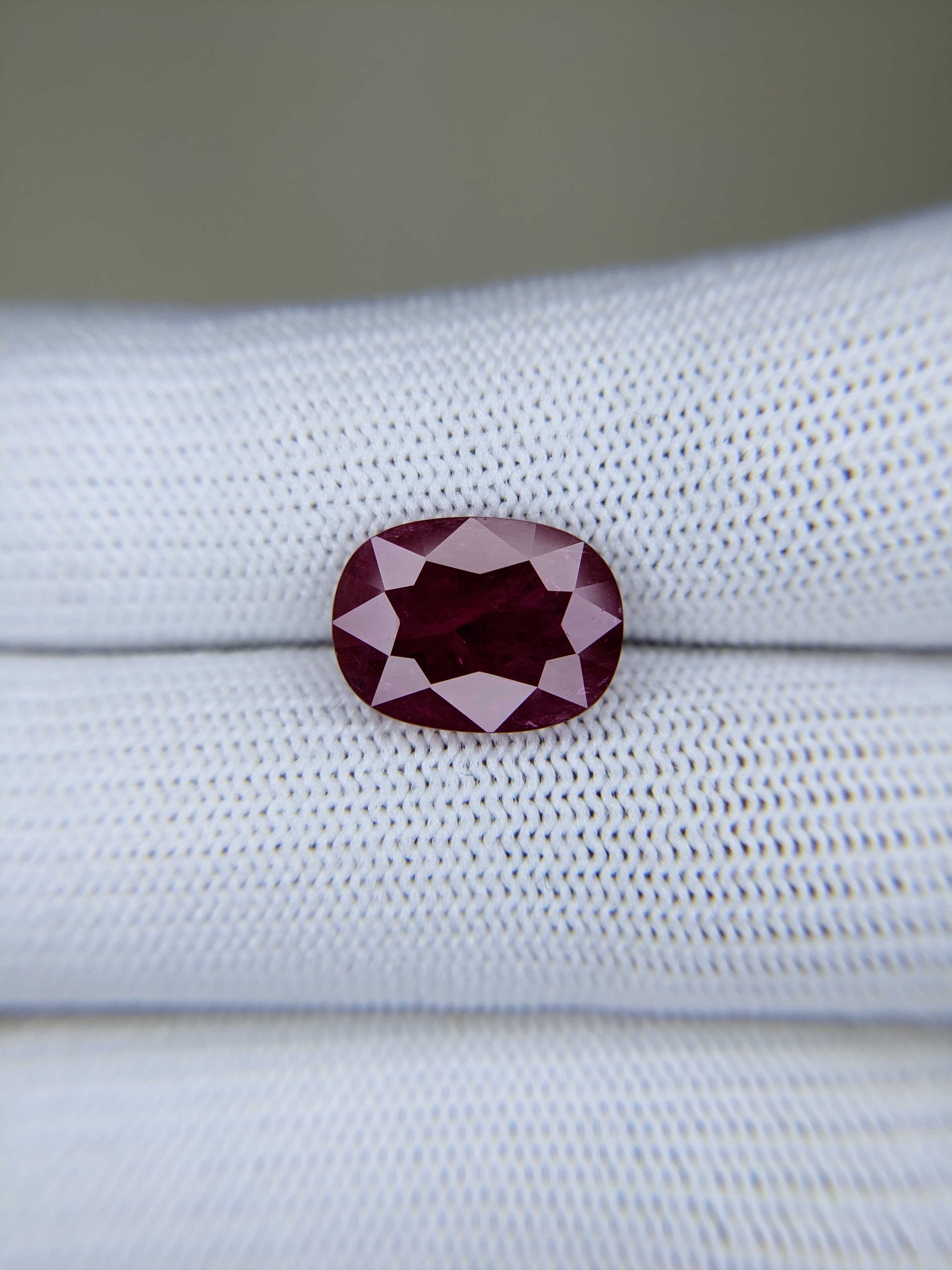 Ruby Oval: 5.49ct