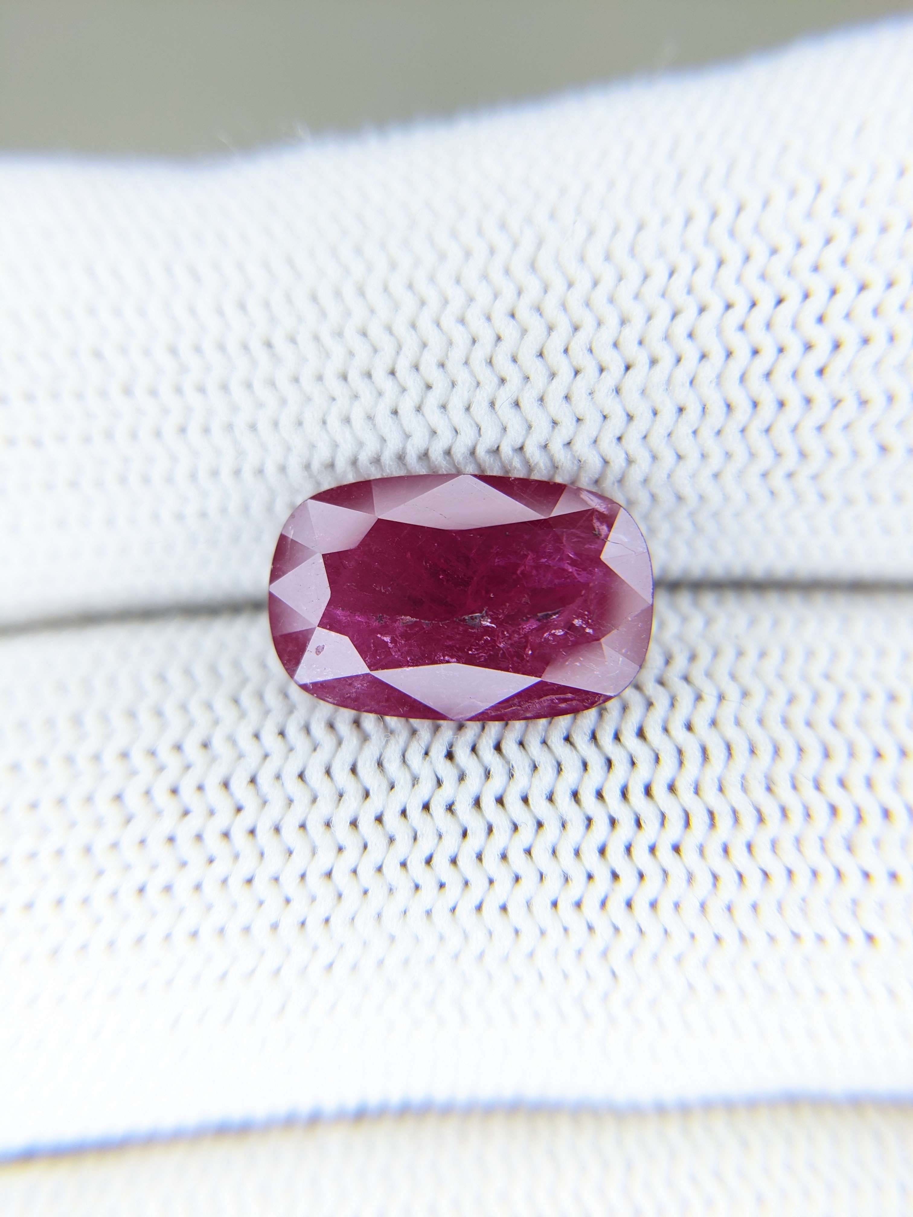RUBY Oval: 4.52ct