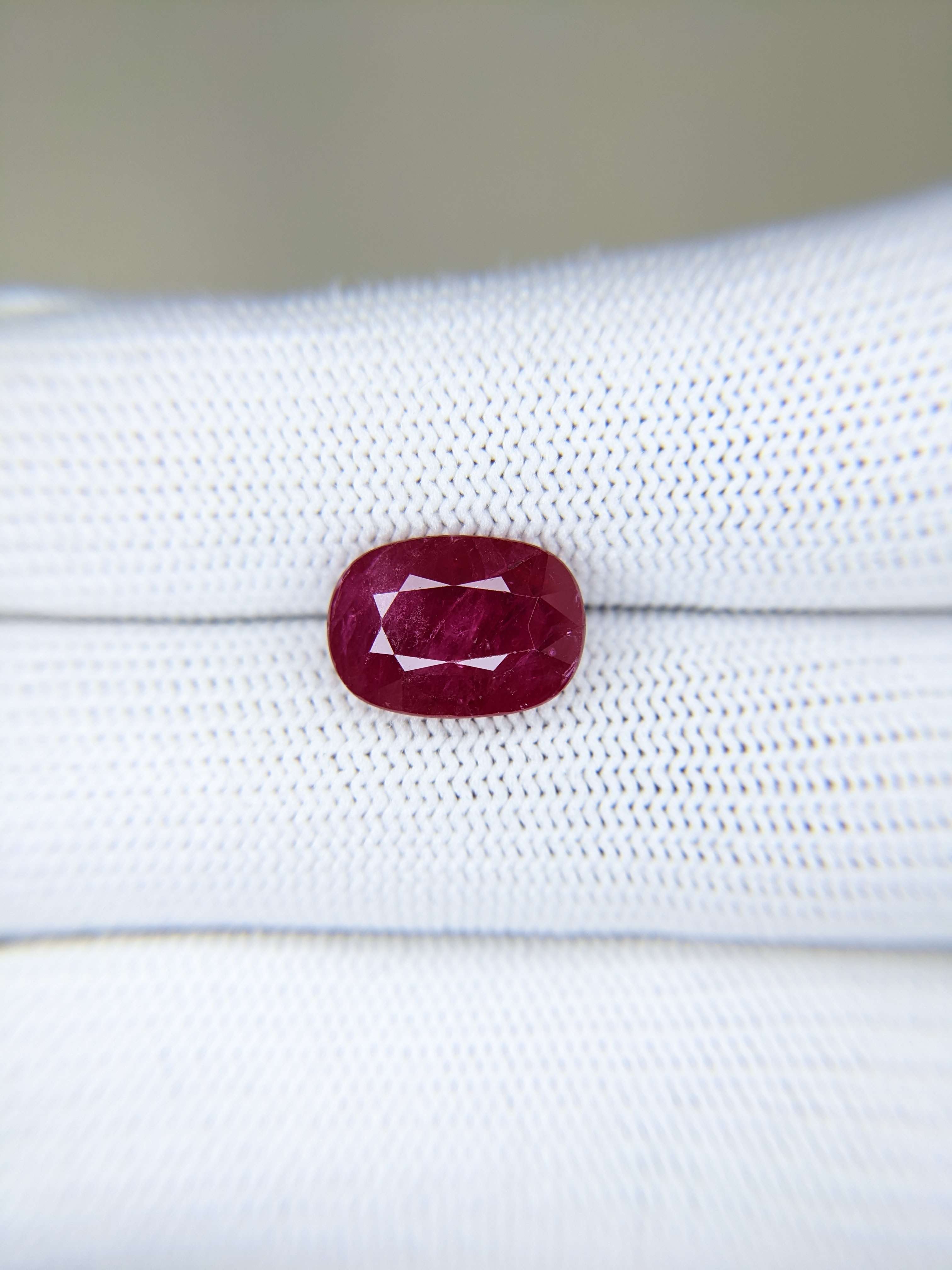 RUBY Oval: 5.94ct