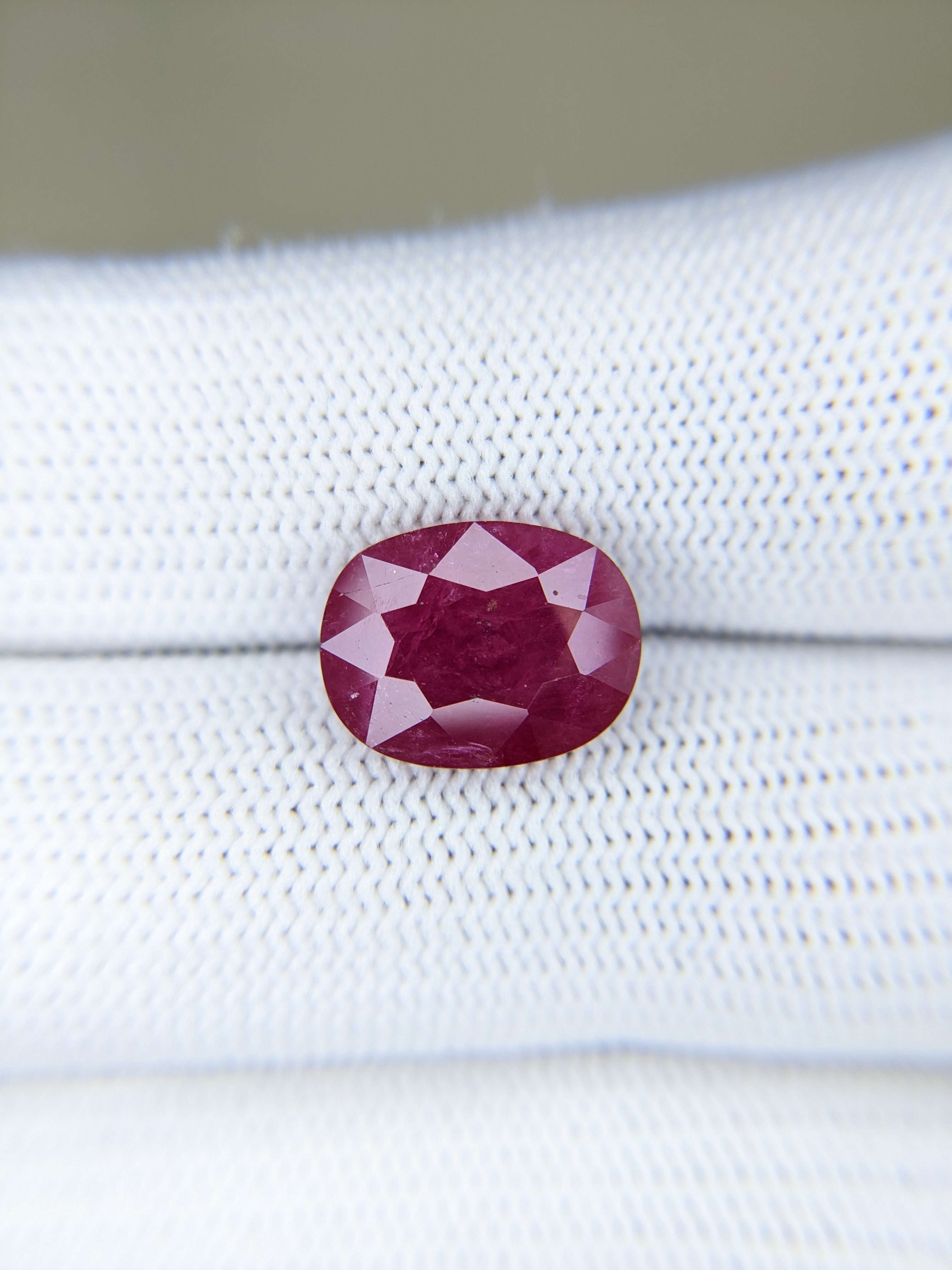 RUBY Oval: 5.89ct