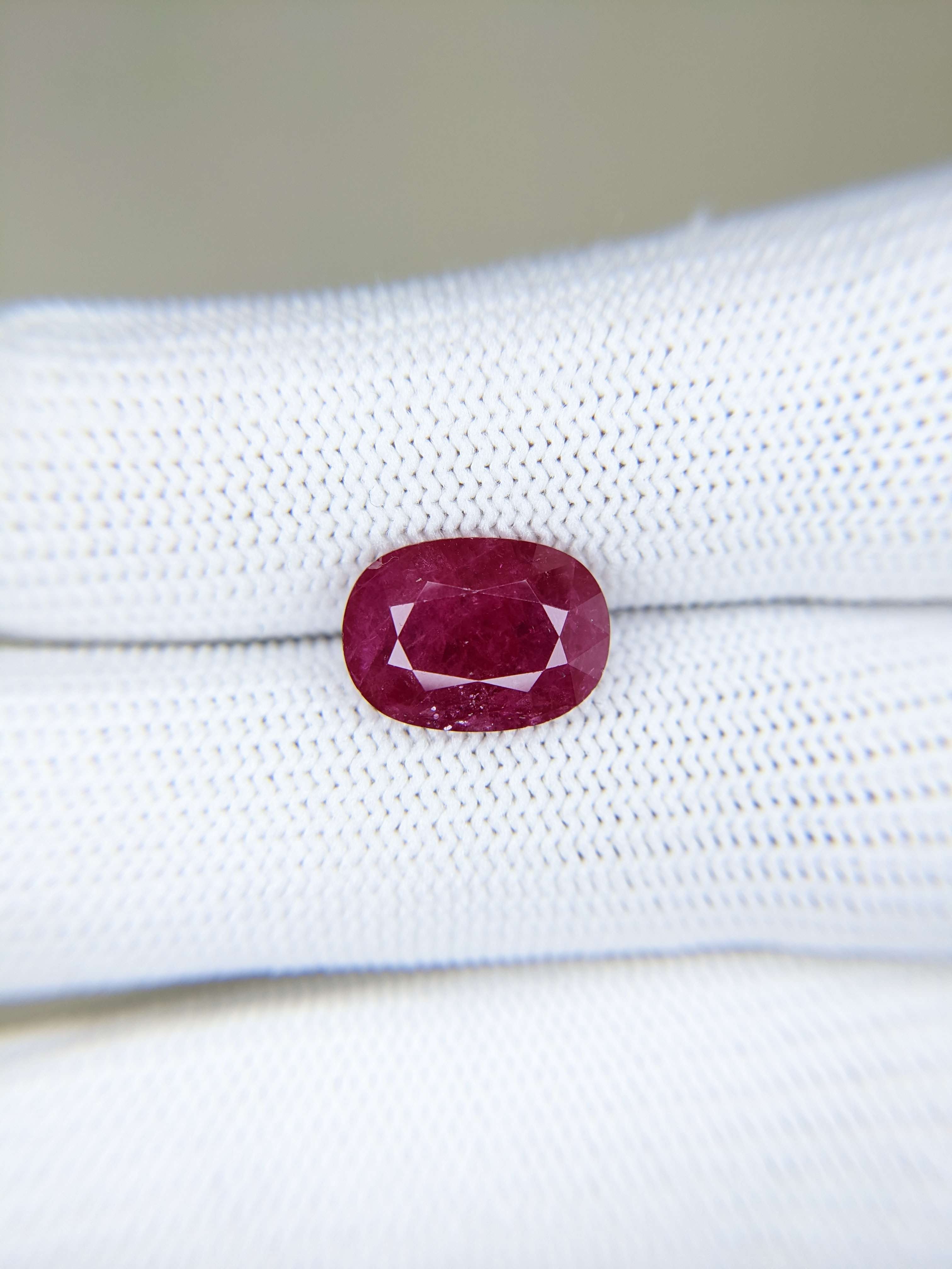 RUBY Oval: 5.27ct