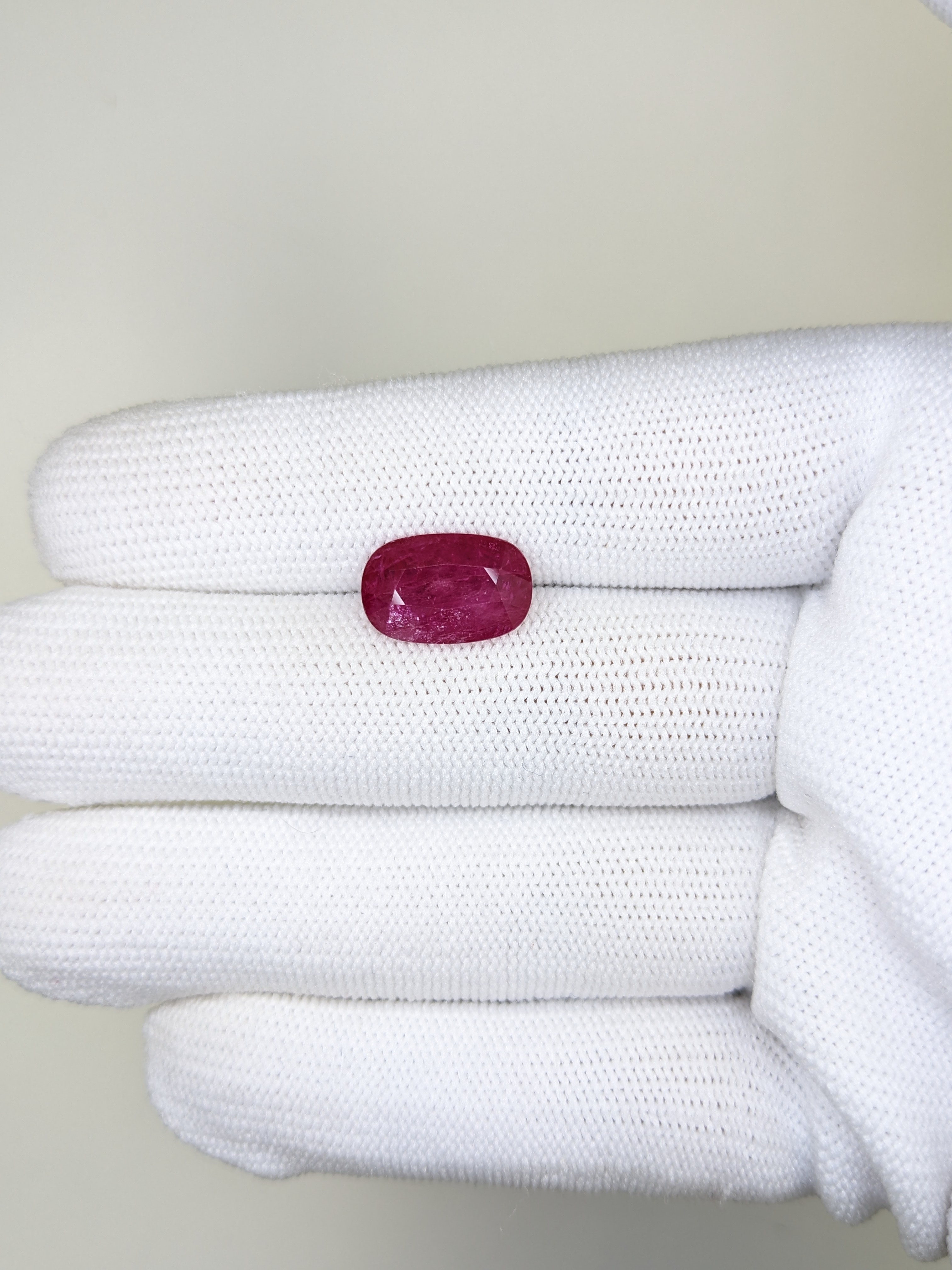 RUBY Oval: 5.32ct