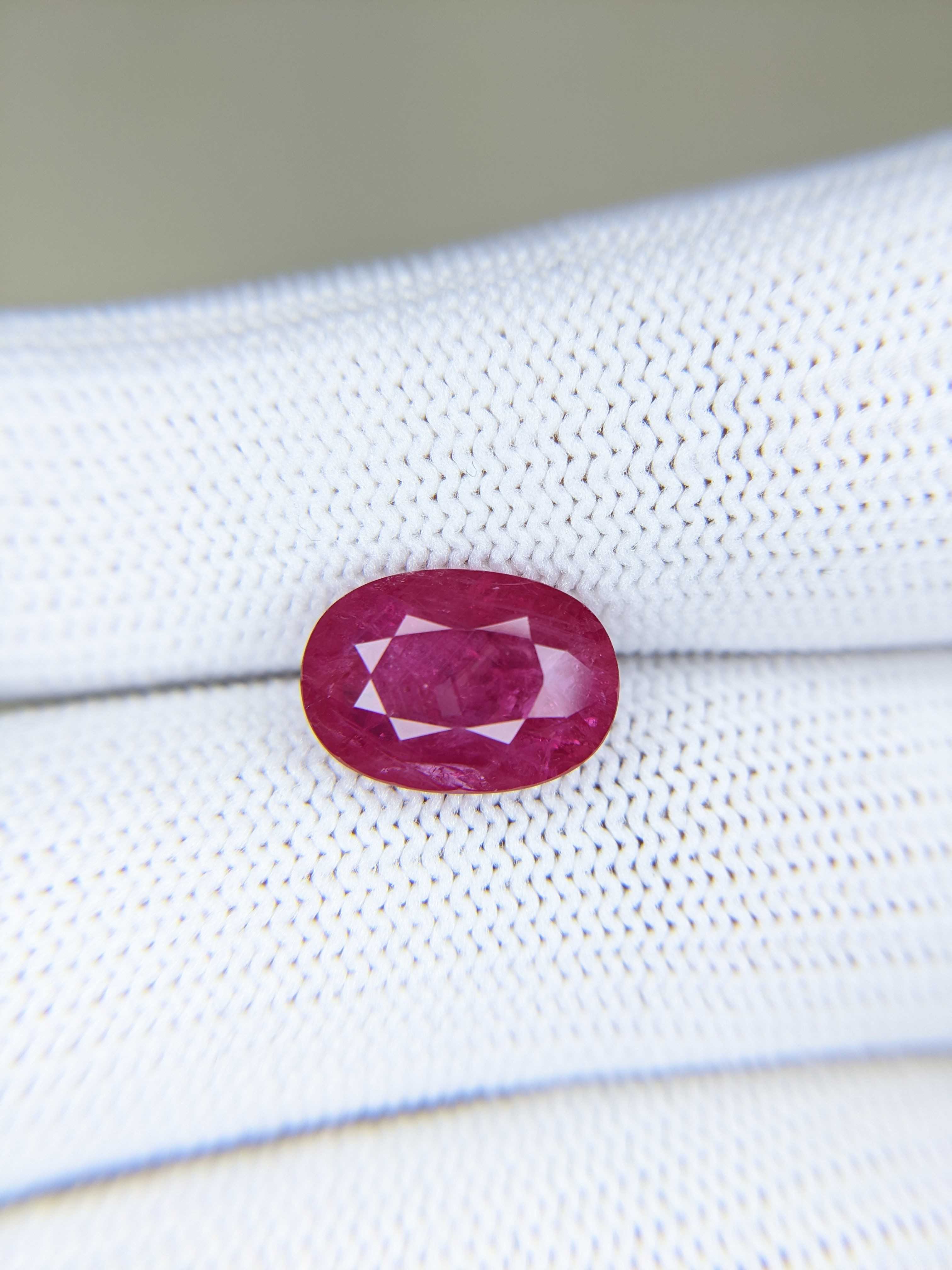 RUBY Oval: 5.07ct