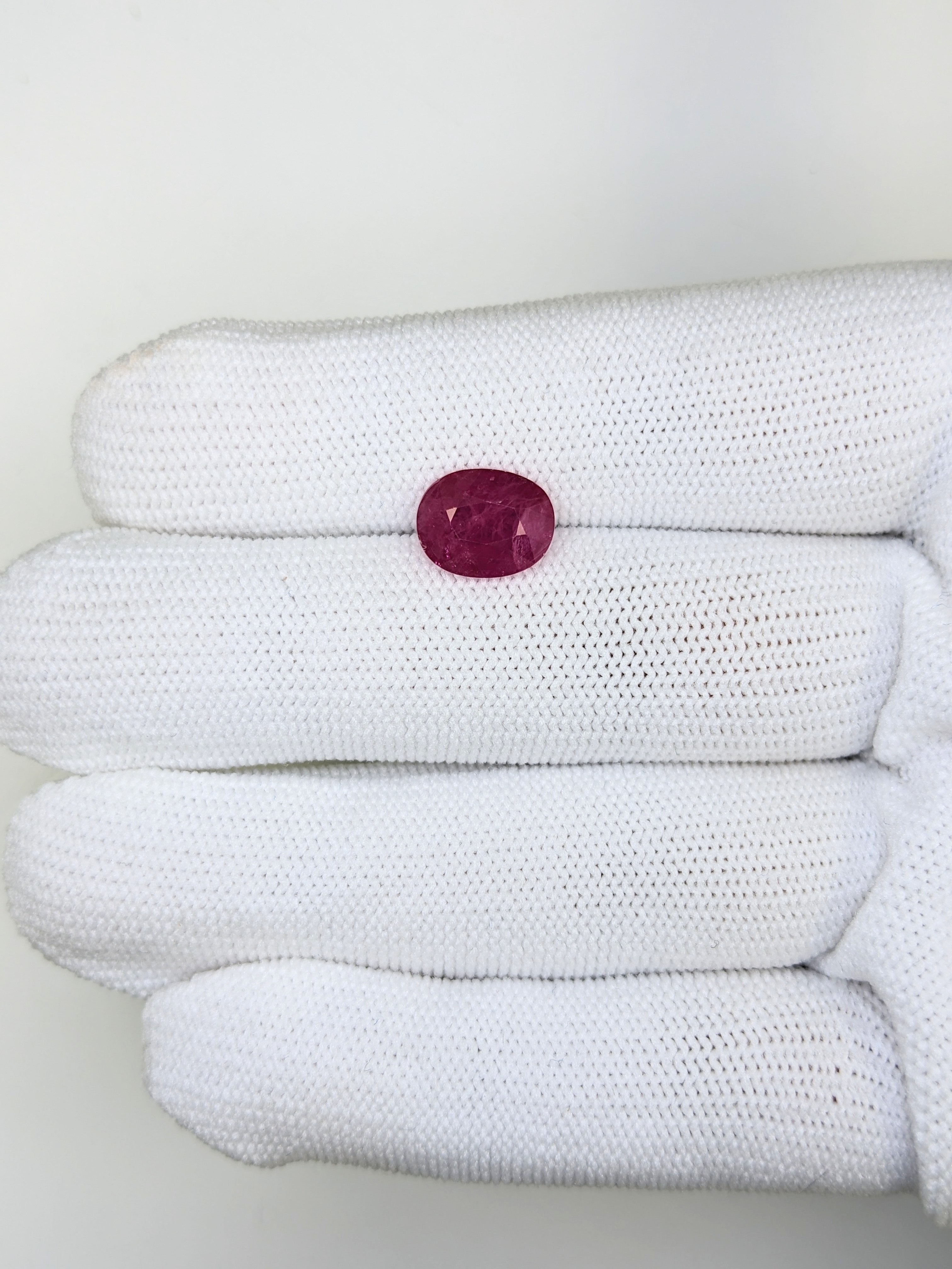 RUBY Oval: 3.88ct