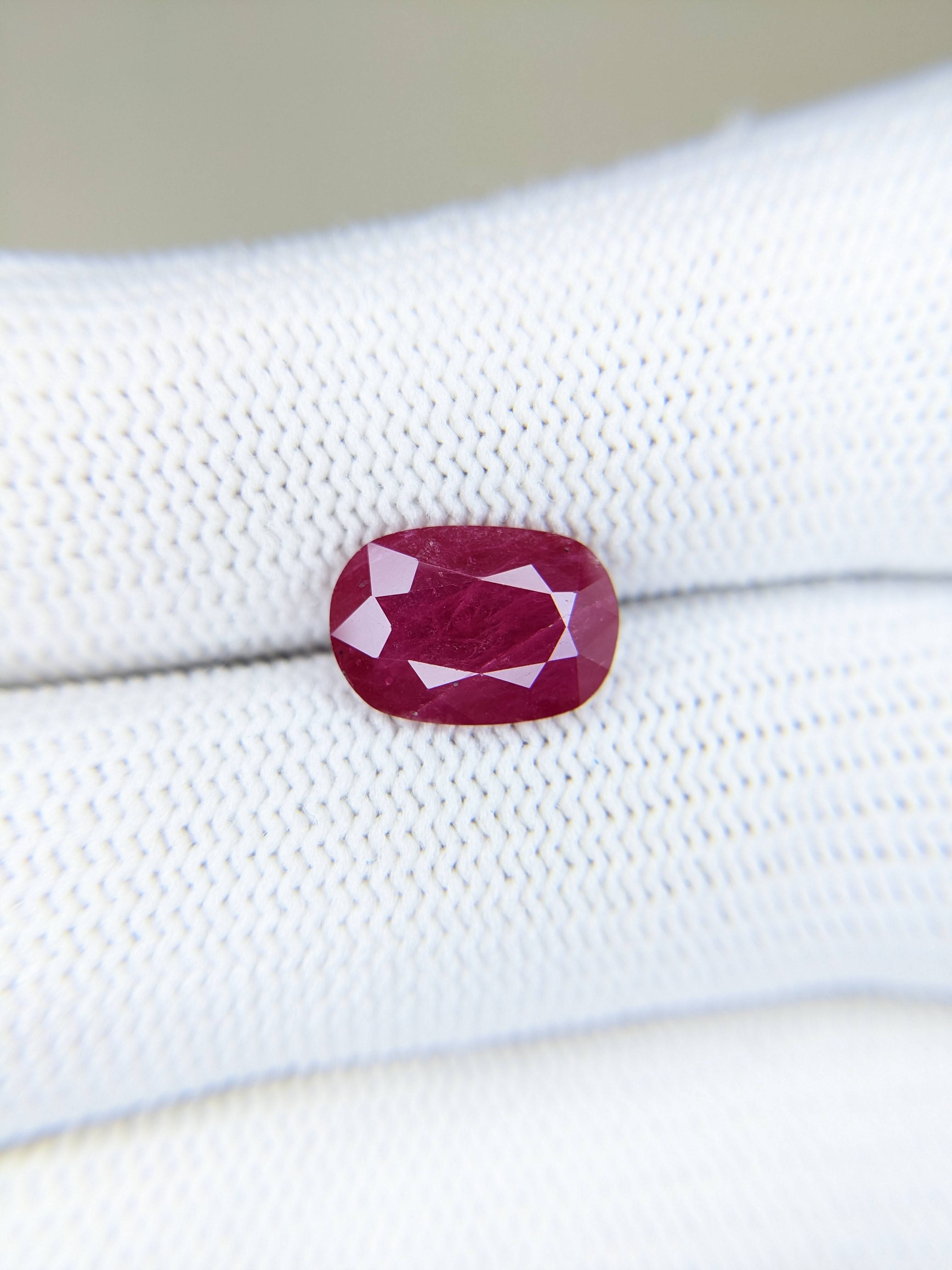 RUBY Oval: 3.23ct