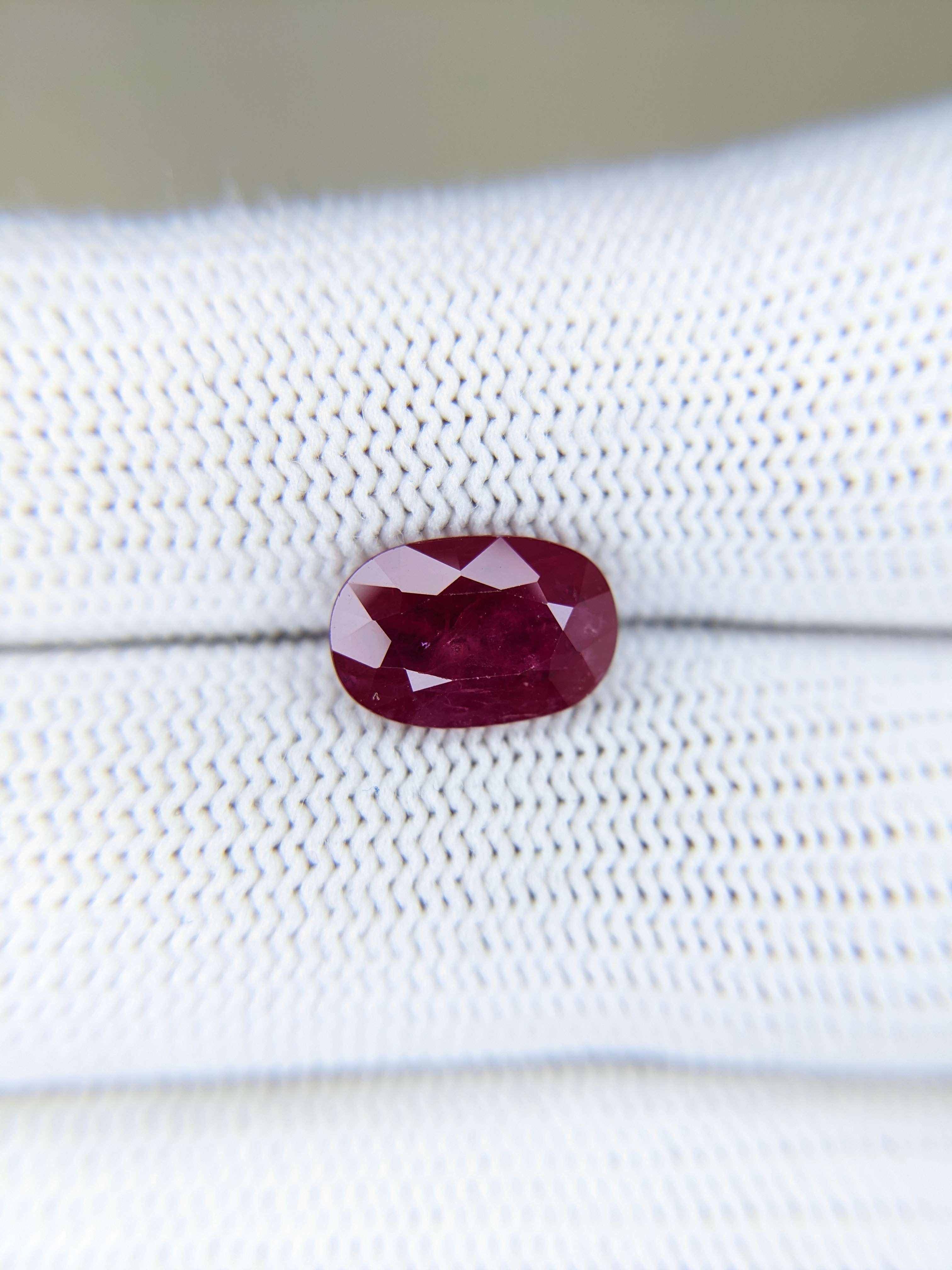 RUBY Oval: 2.92ct