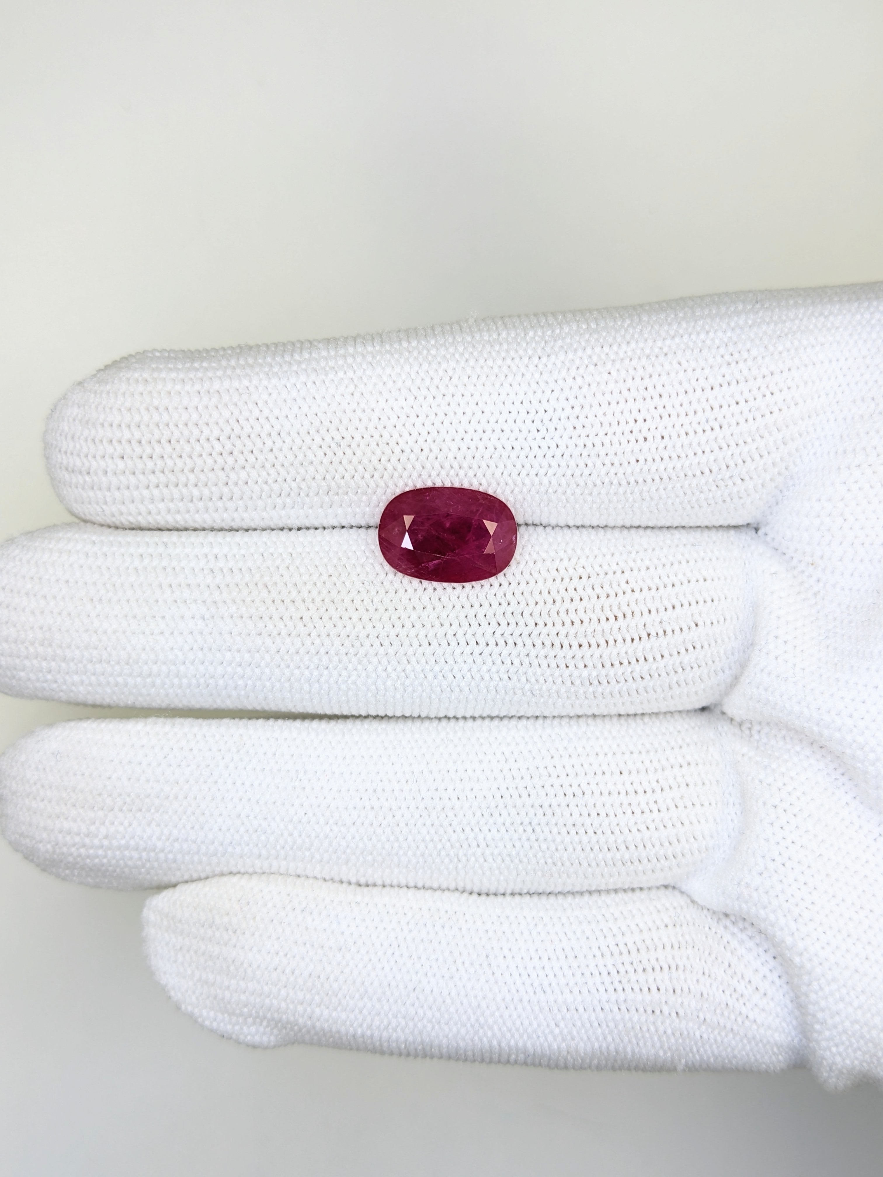 RUBY Oval: 3.86ct