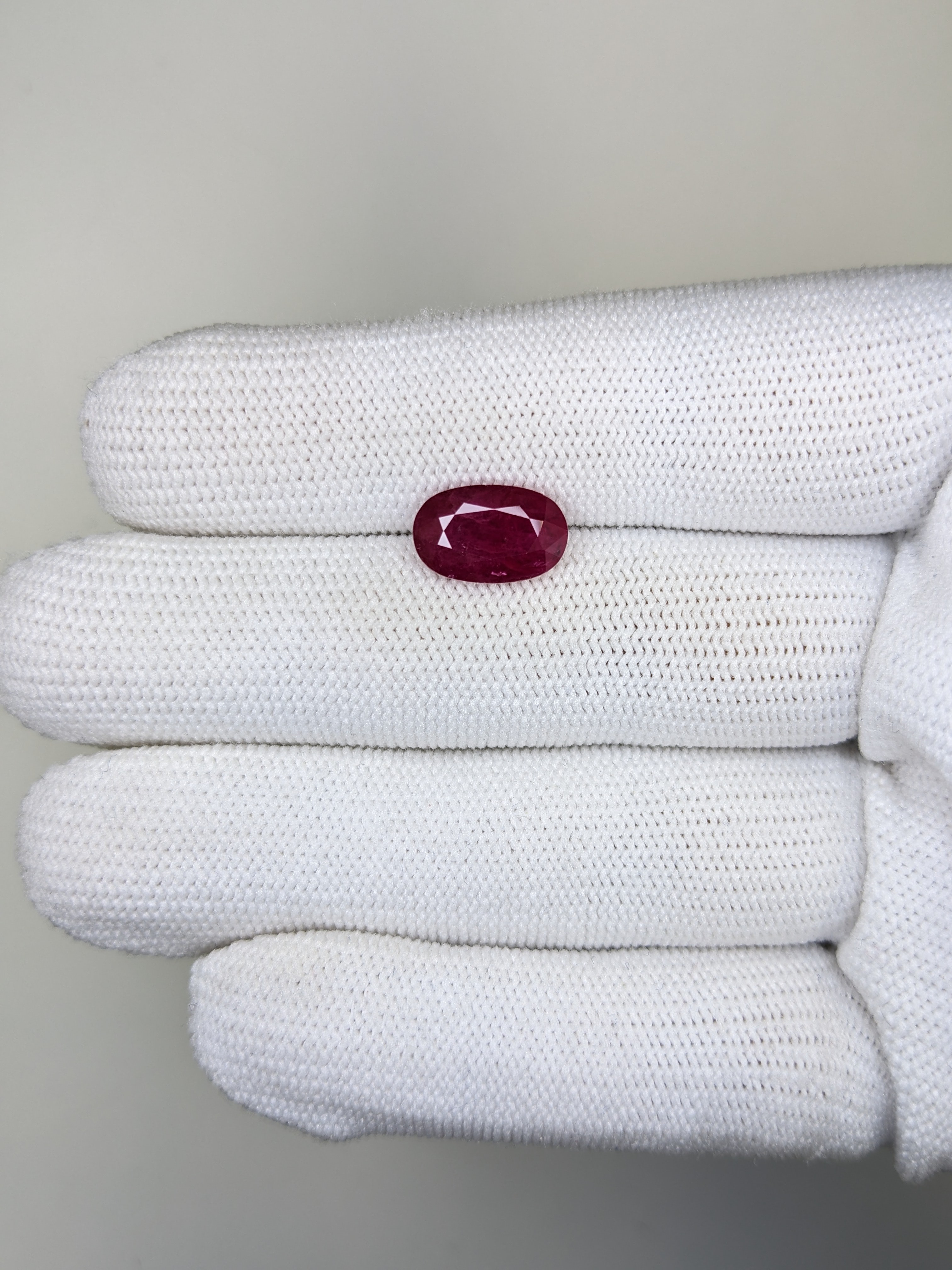 RUBY Oval: 4.05ct