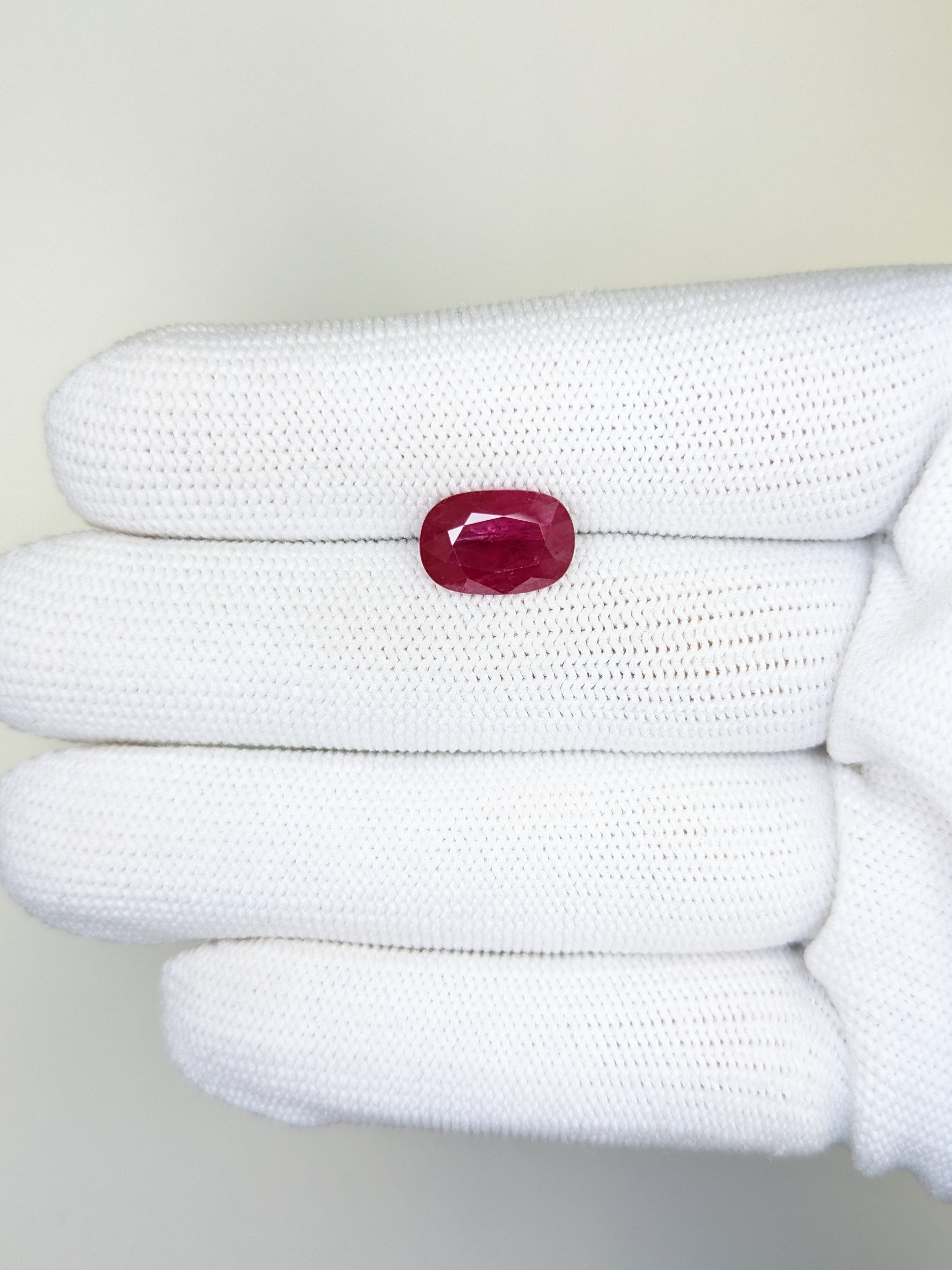 RUBY Oval: 3.97ct