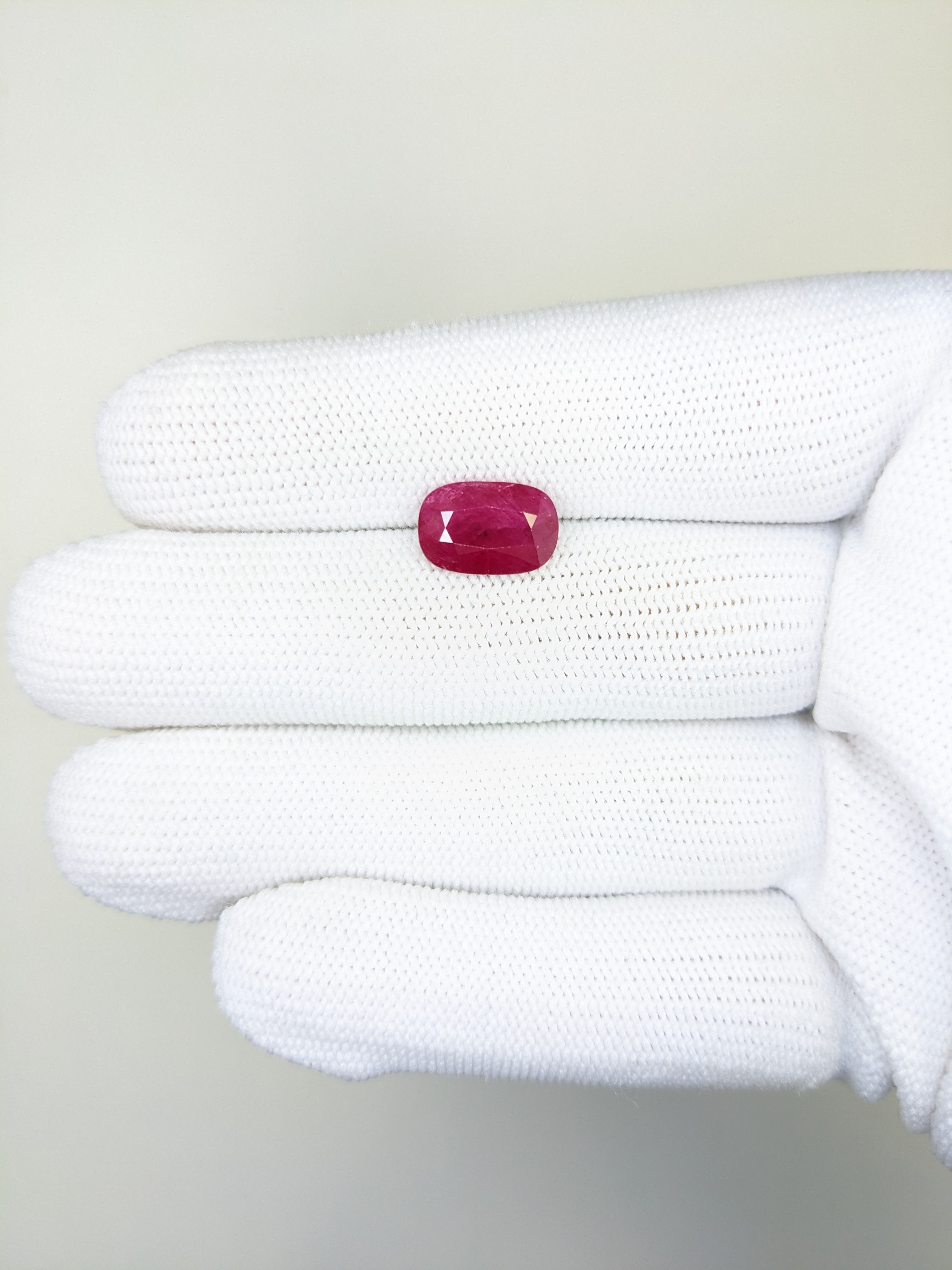 RUBY Oval: 3.87ct