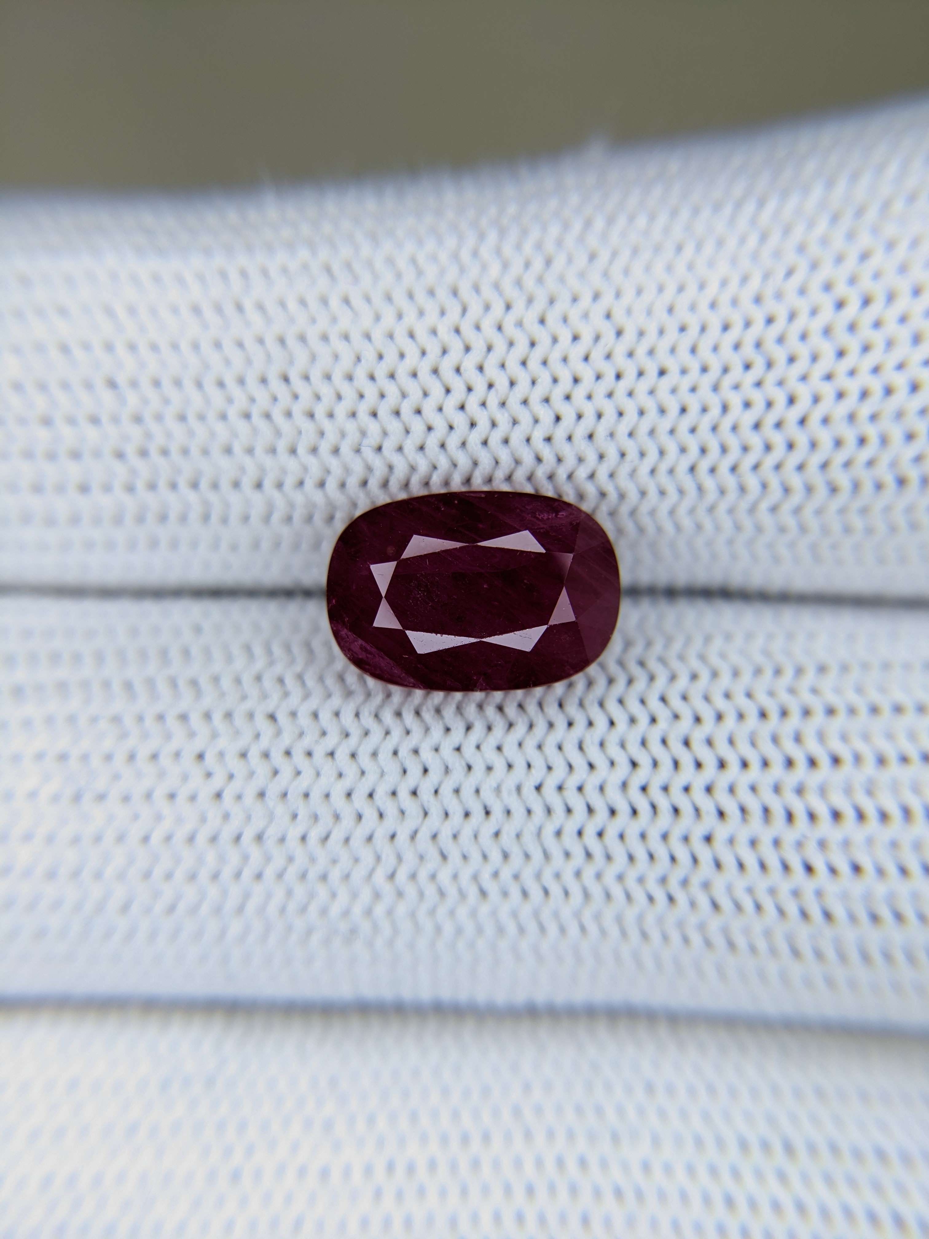 RUBY Oval: 4.95ct