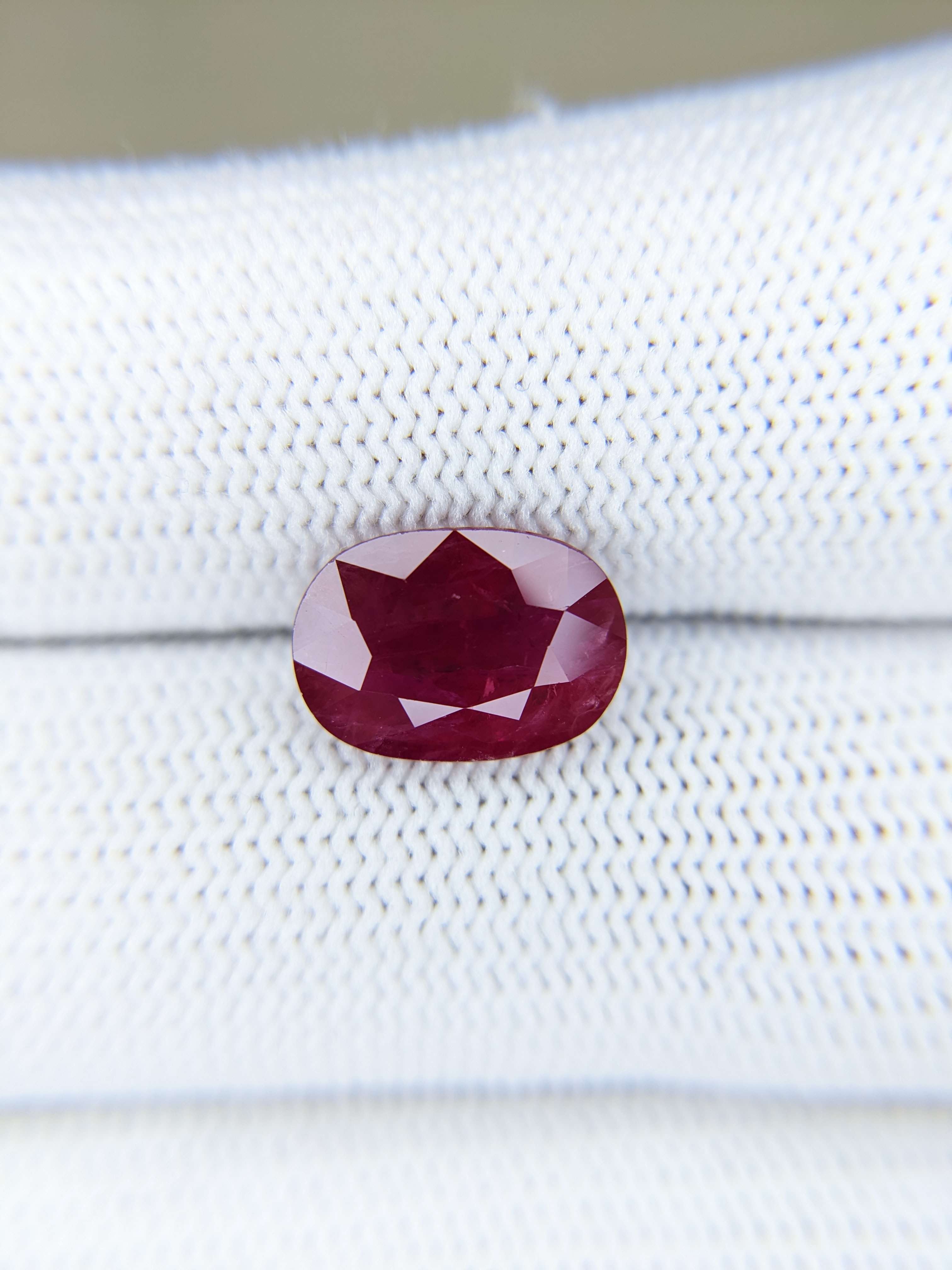 RUBY Oval: 3.87ct
