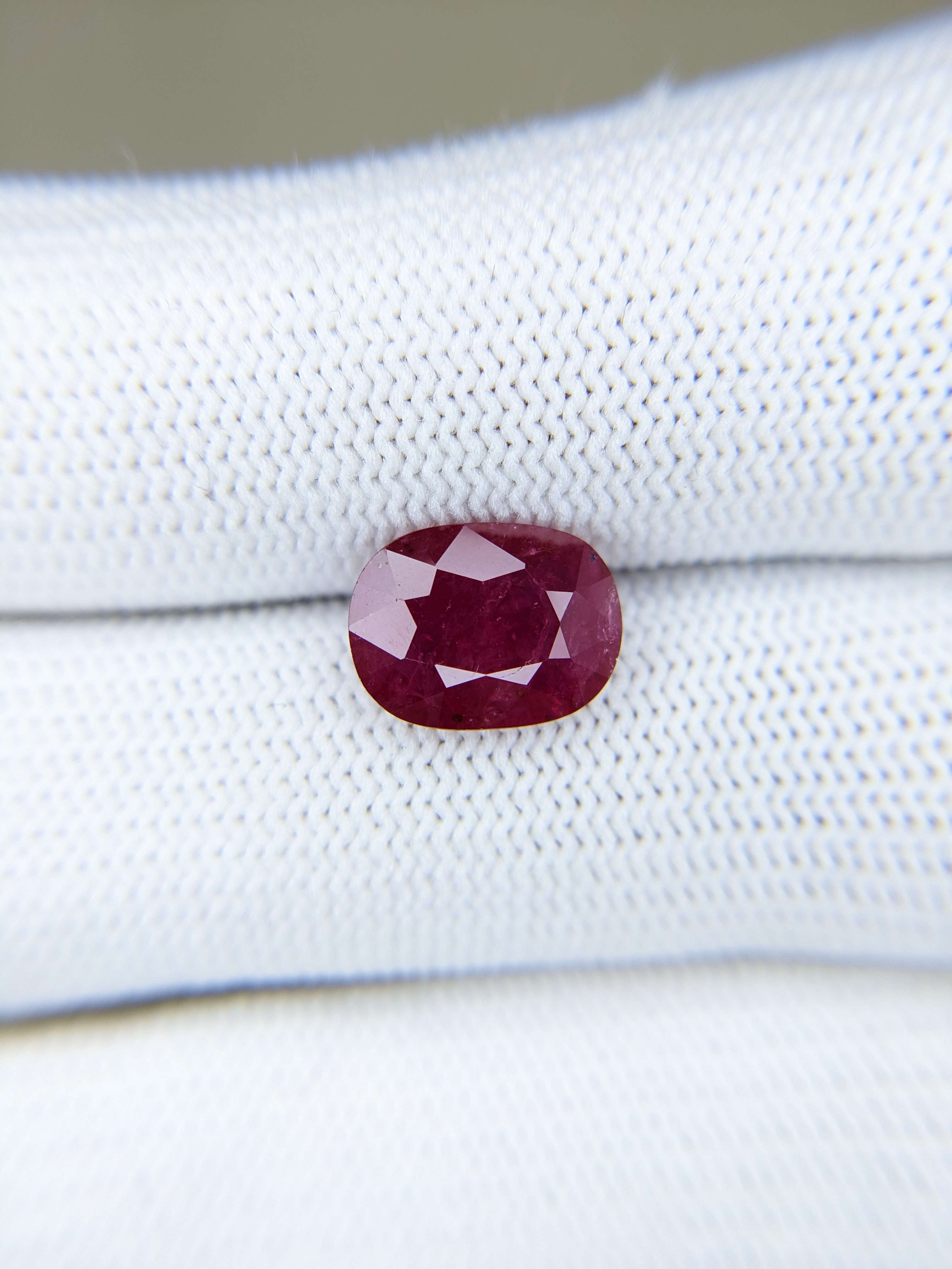 RUBY Oval: 3.52ct