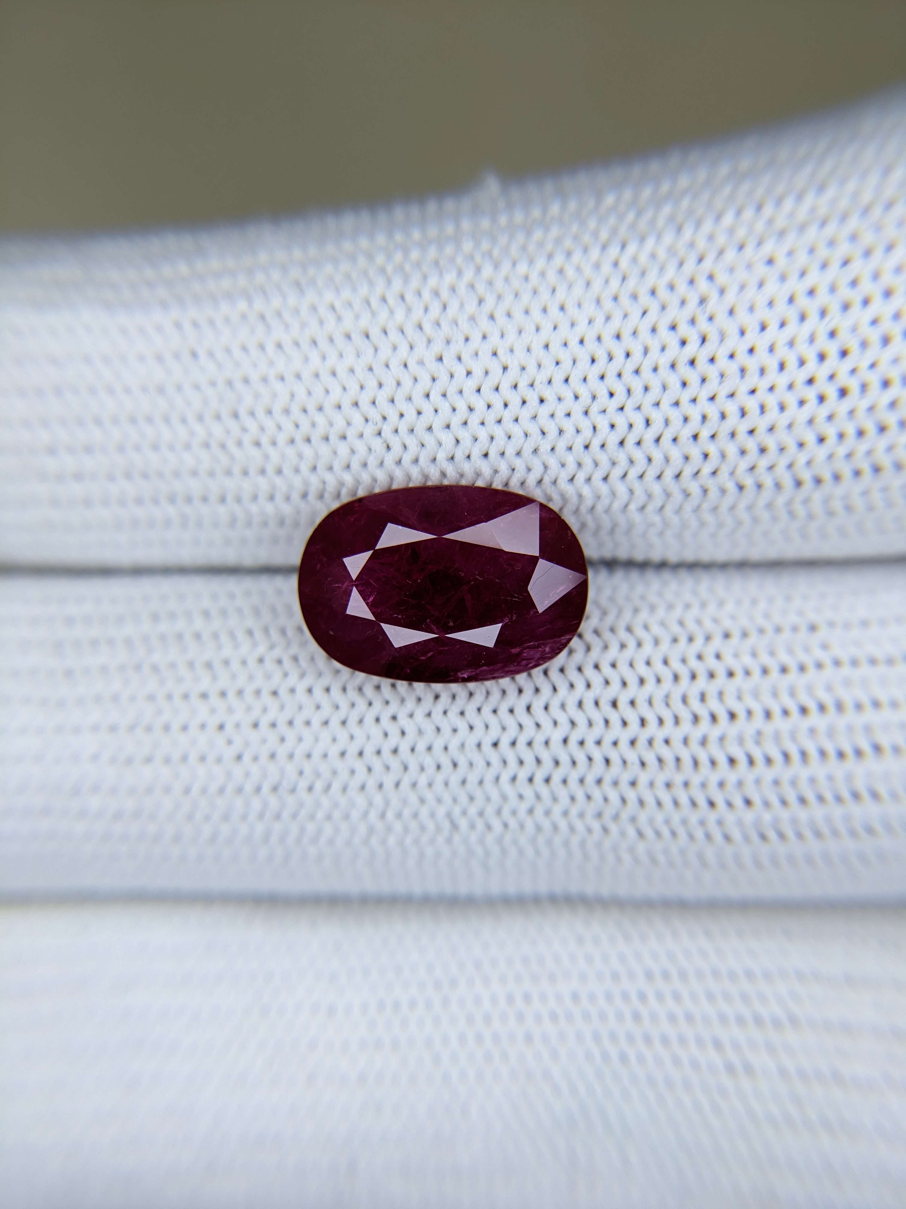 RUBY Oval: 5.71ct