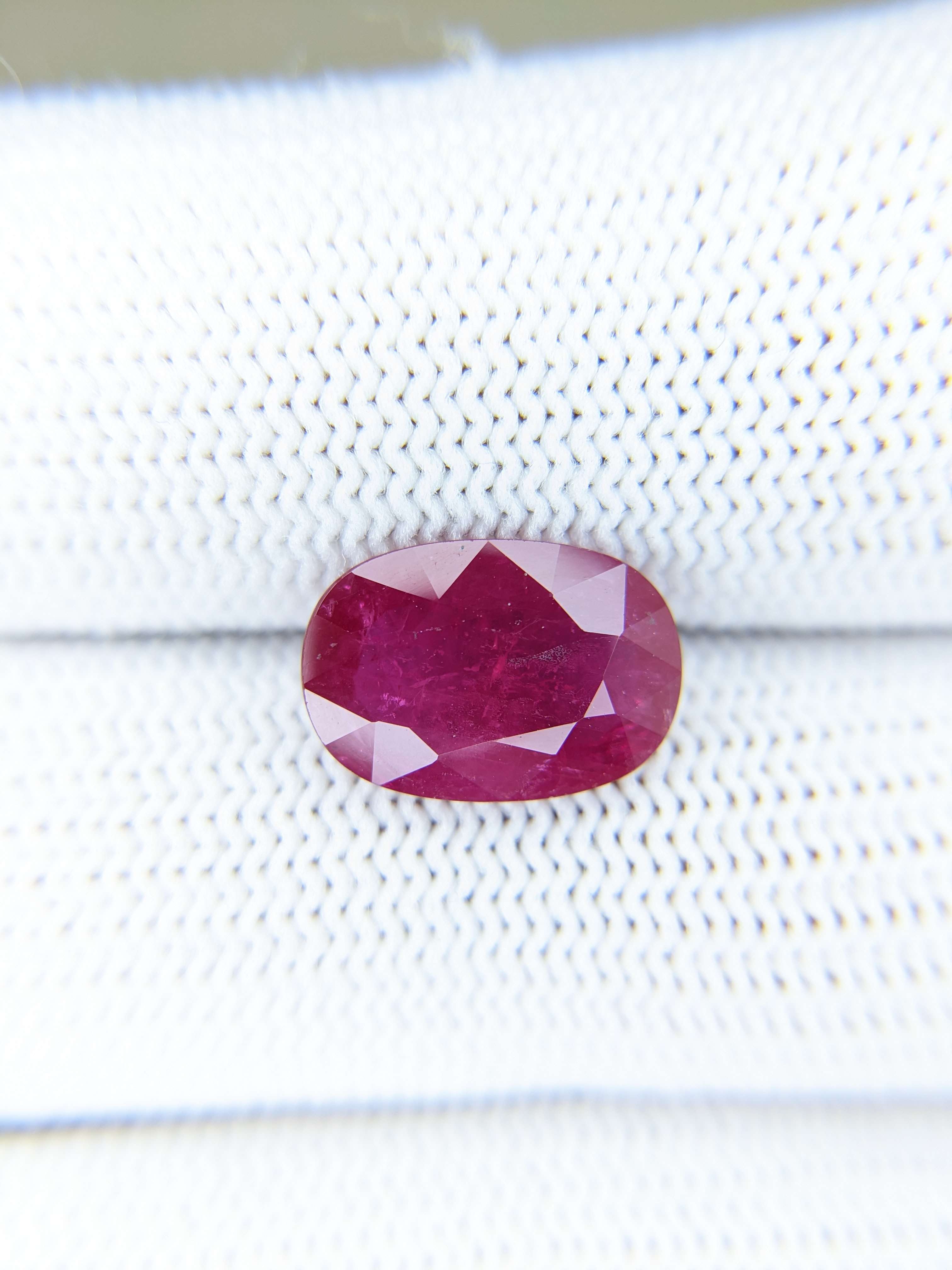 RUBY Oval: 3.79ct