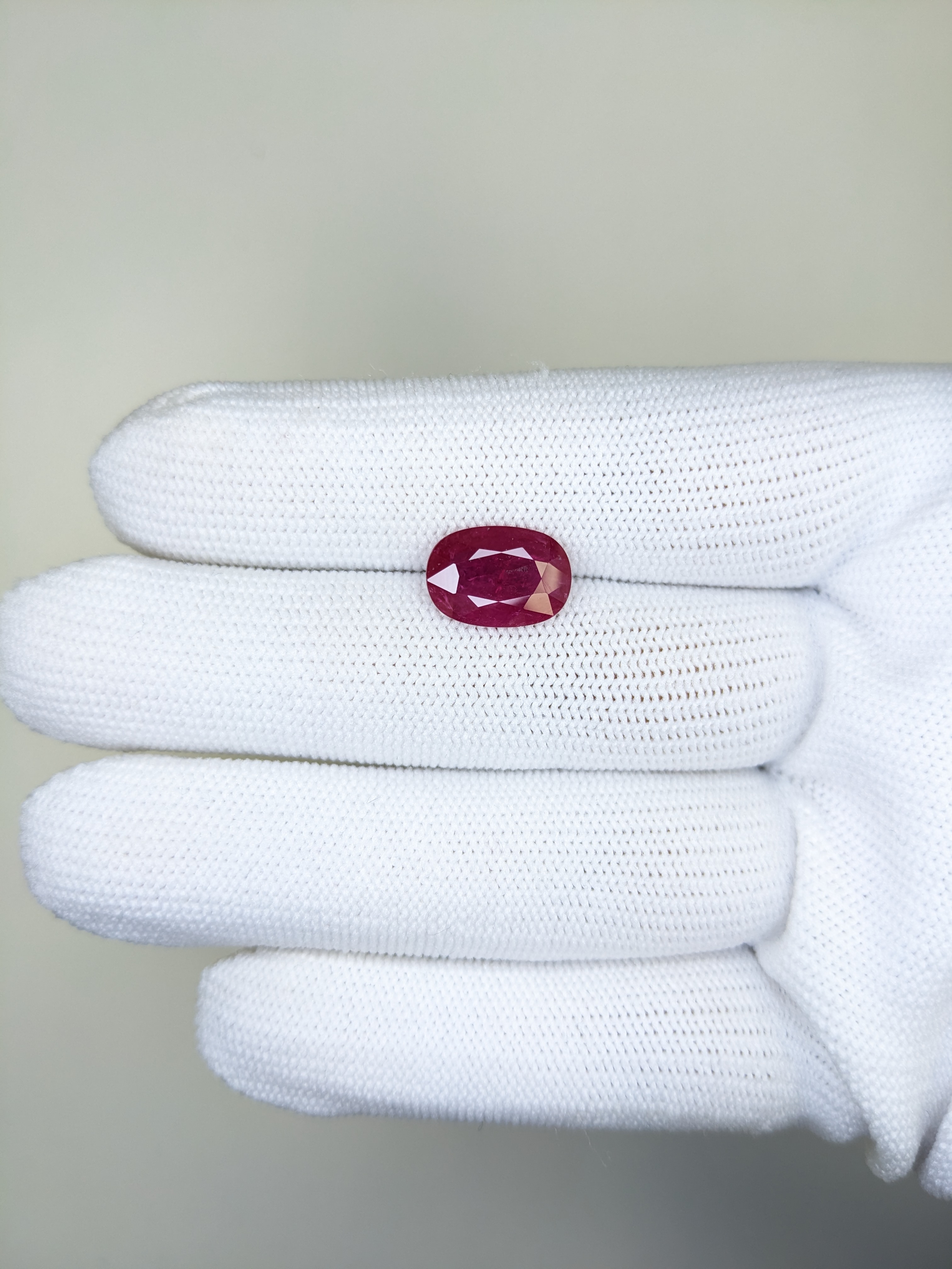 RUBY Oval: 3.79ct