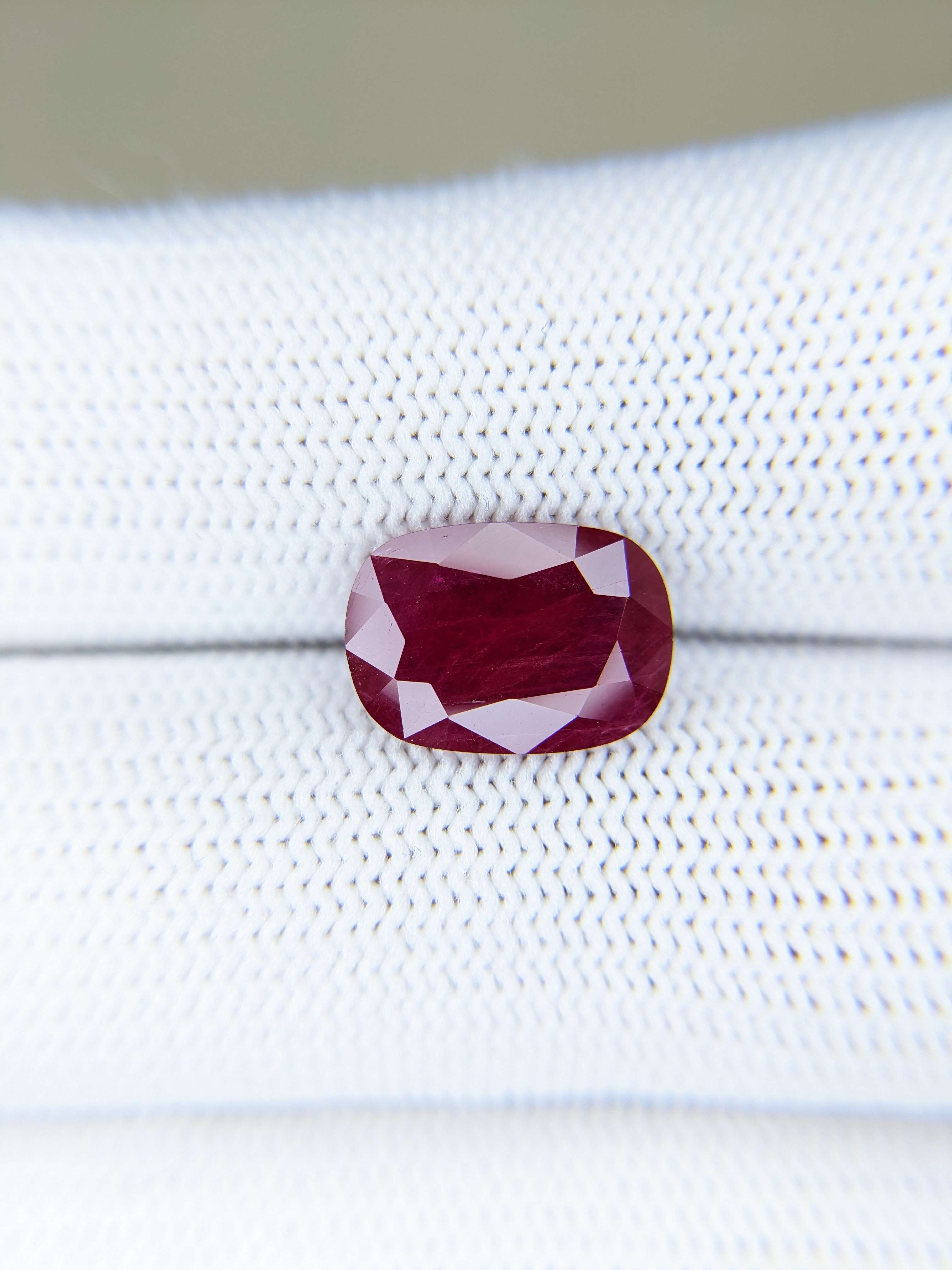 RUBY Cushion: 3.94ct