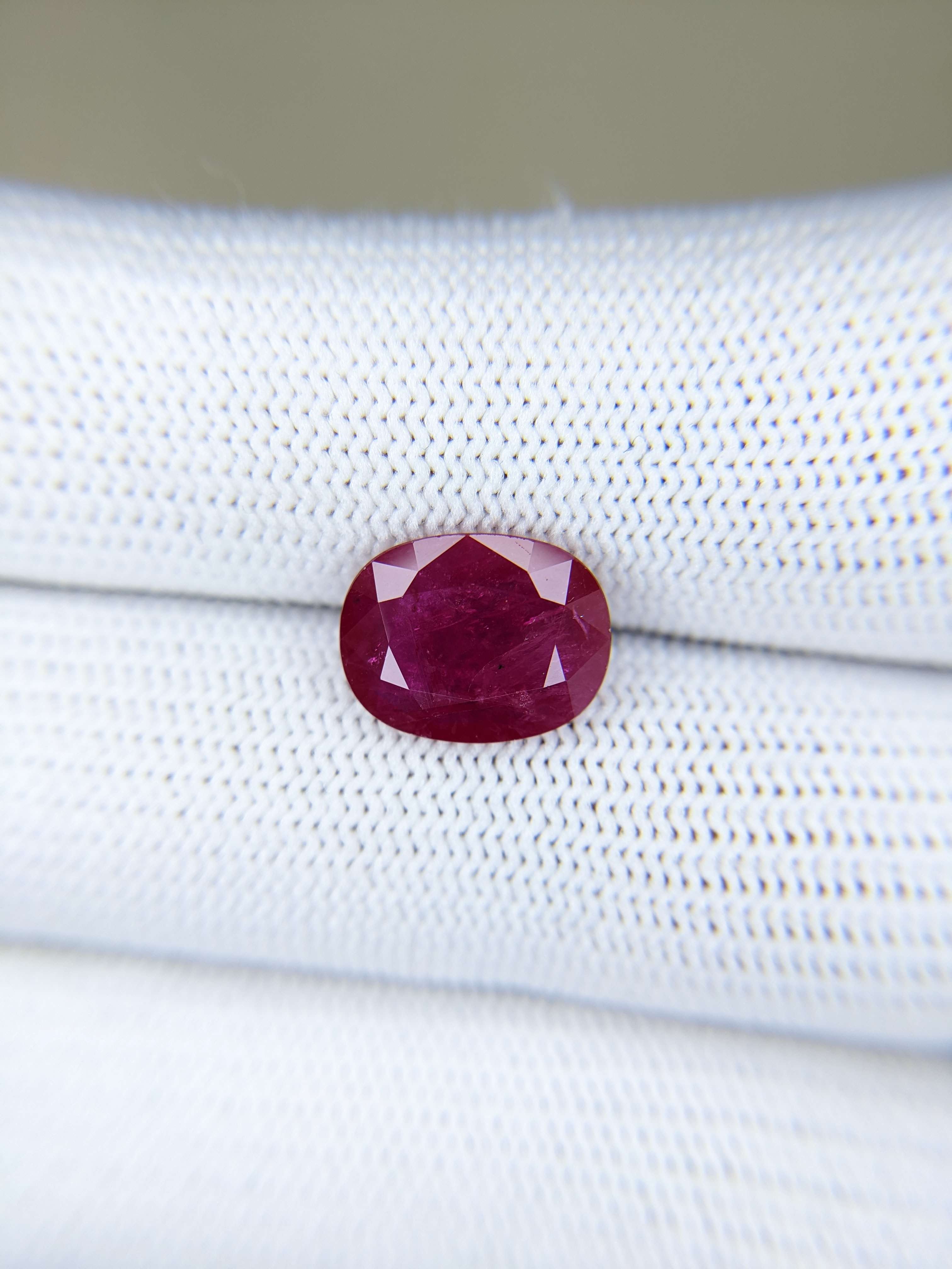 RUBY Oval: 4.42ct