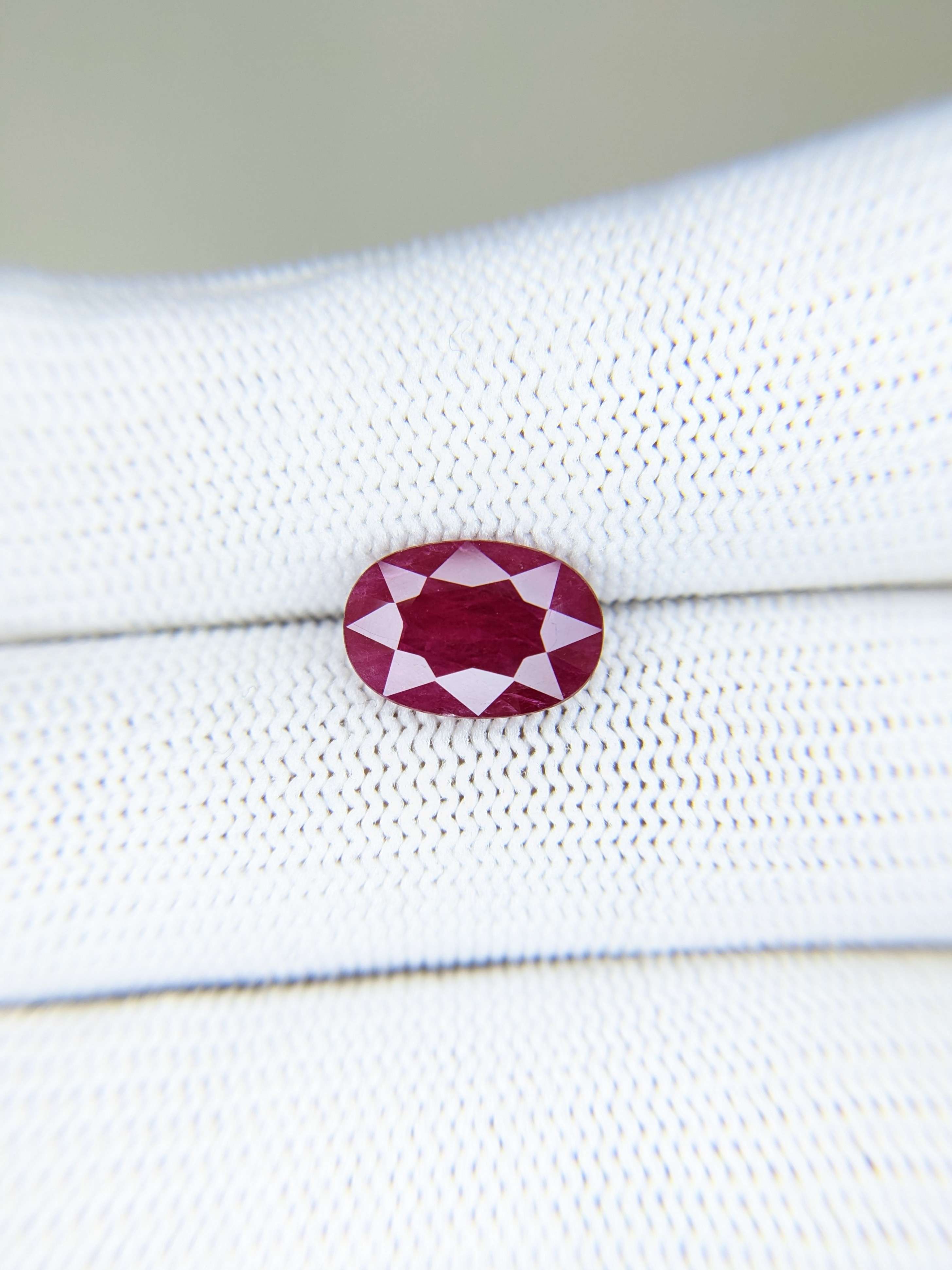 RUBY Oval: 3.76ct