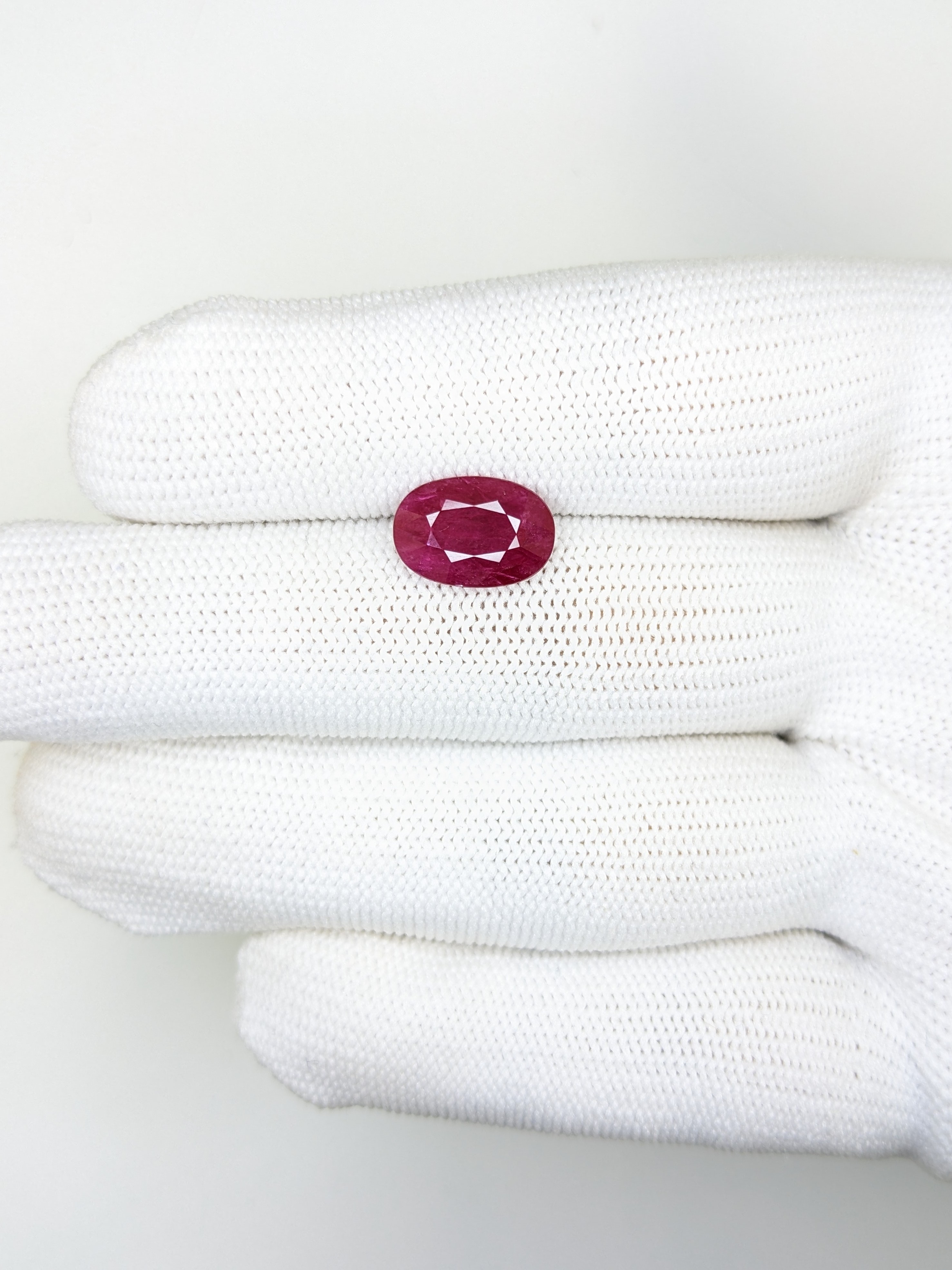 RUBY Oval: 3.76ct