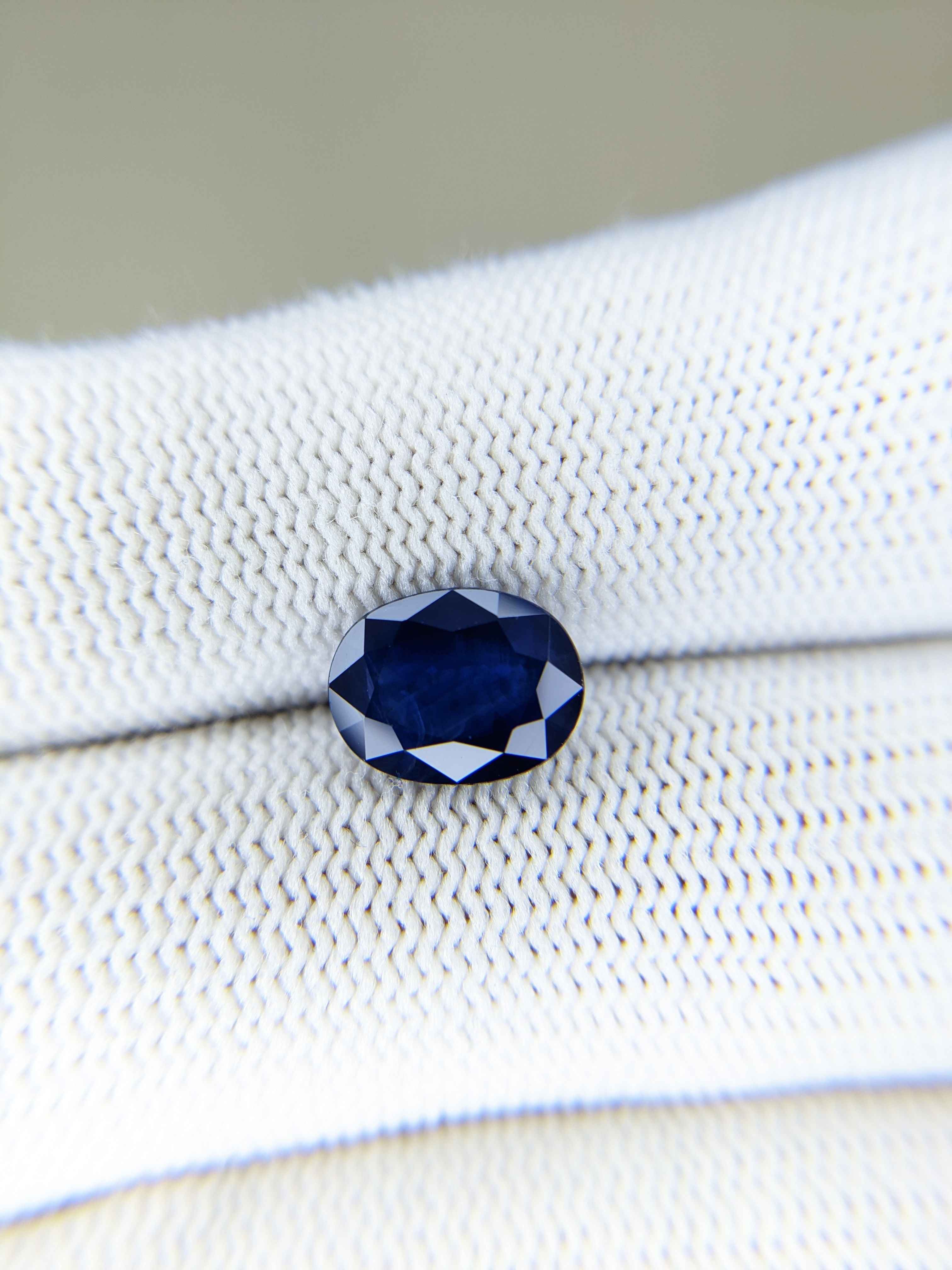 Sapphire Oval: 3.06ct