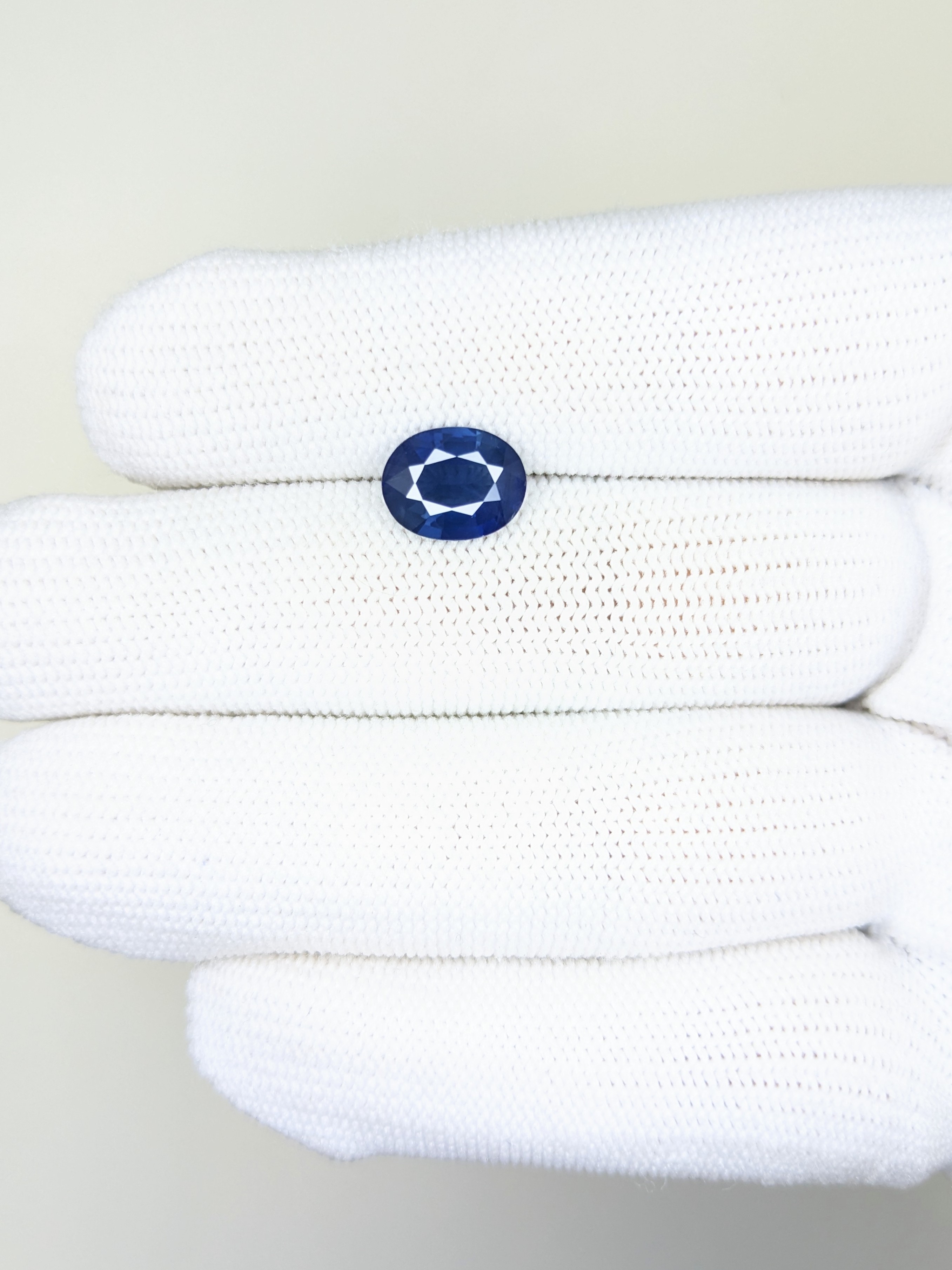 Sapphire Oval: 2.56ct
