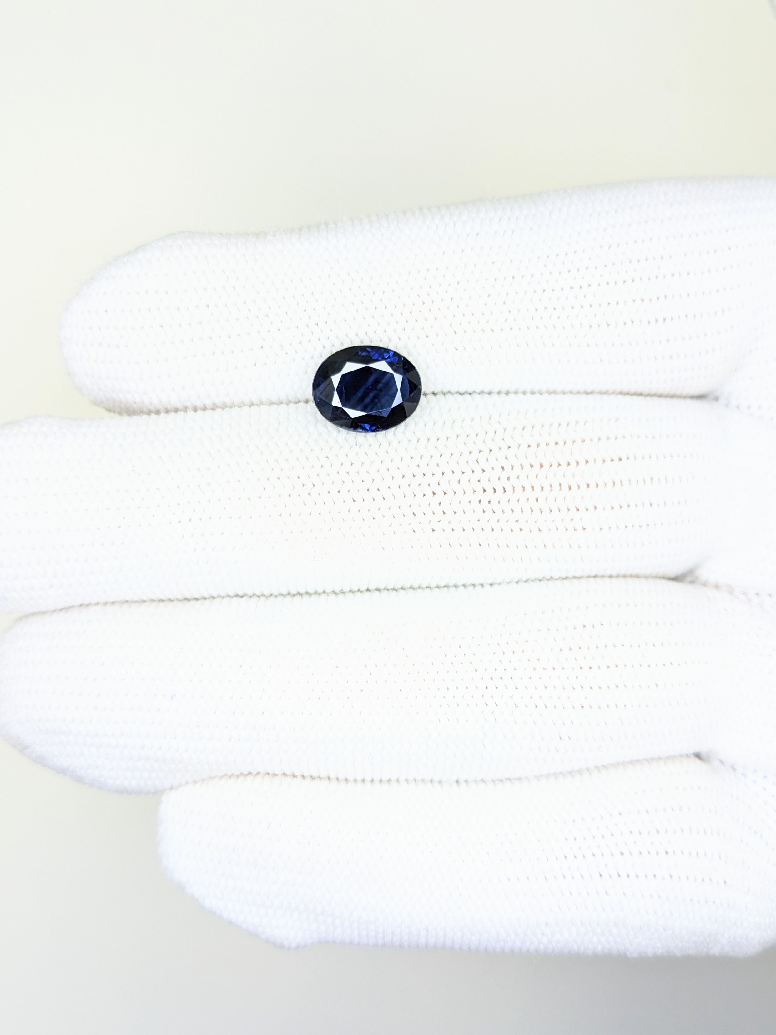 Sapphire Oval: 3.07ct