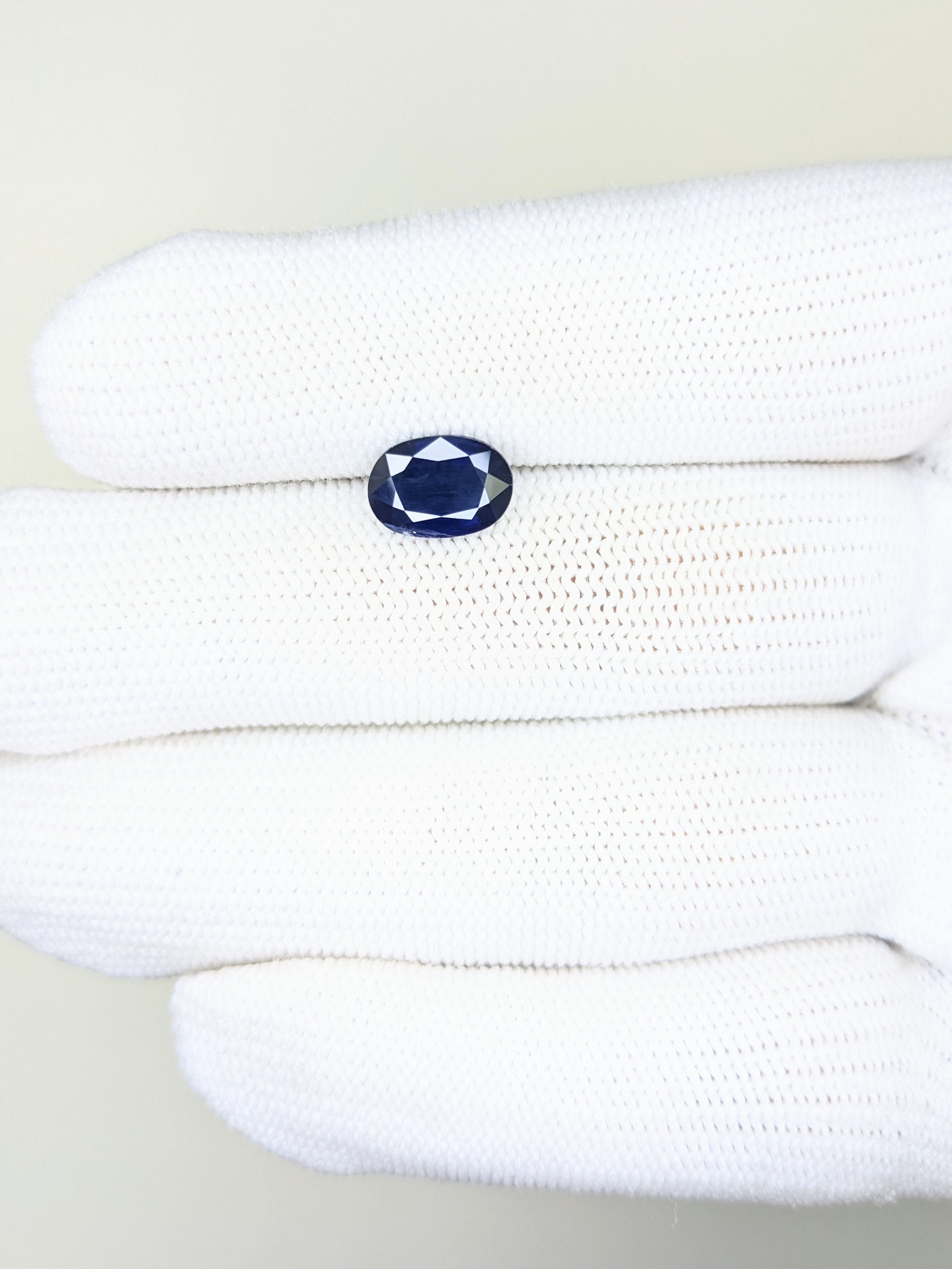 Sapphire Oval: 2.27ct