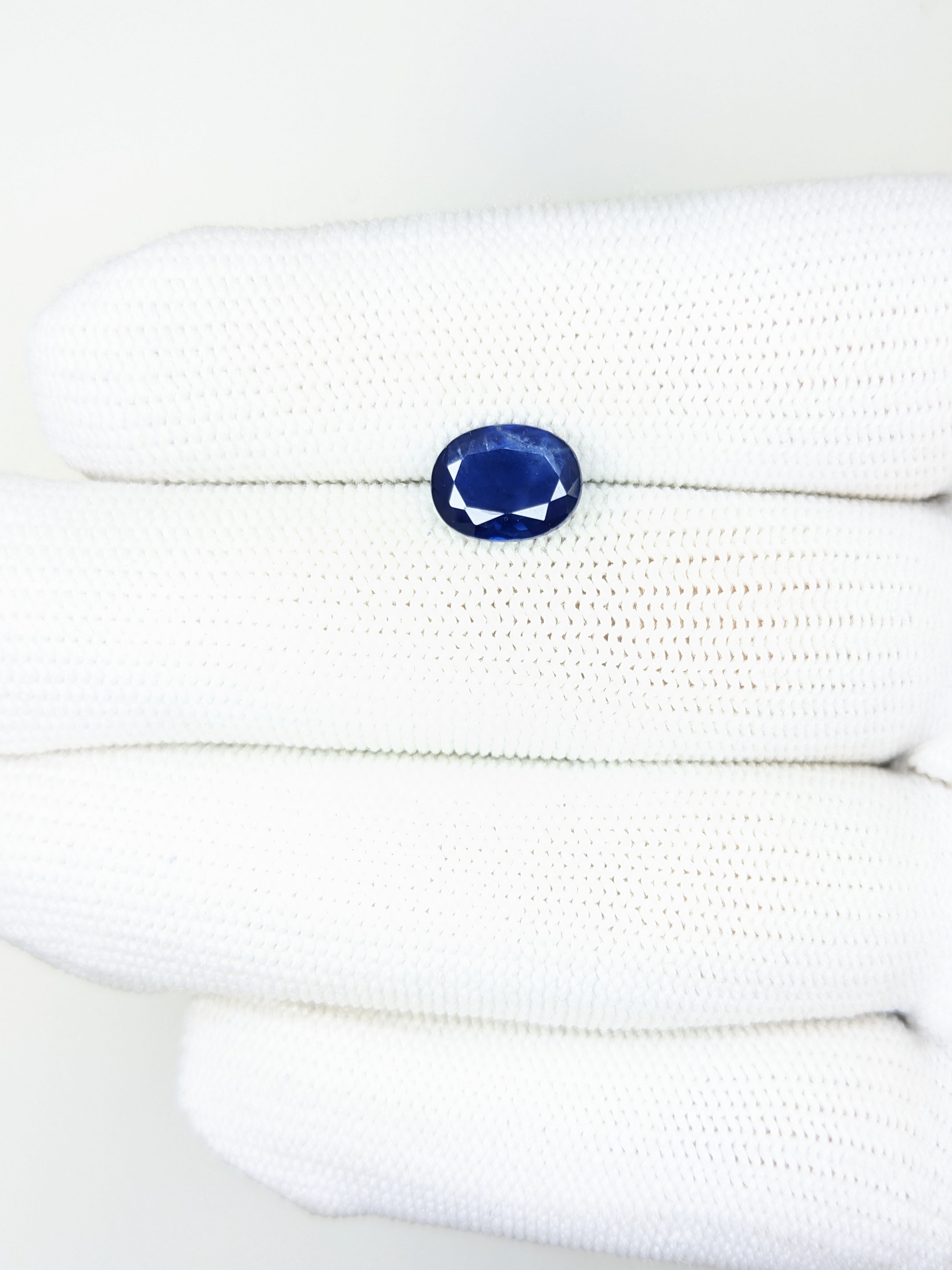 Sapphire Oval: 2.63ct