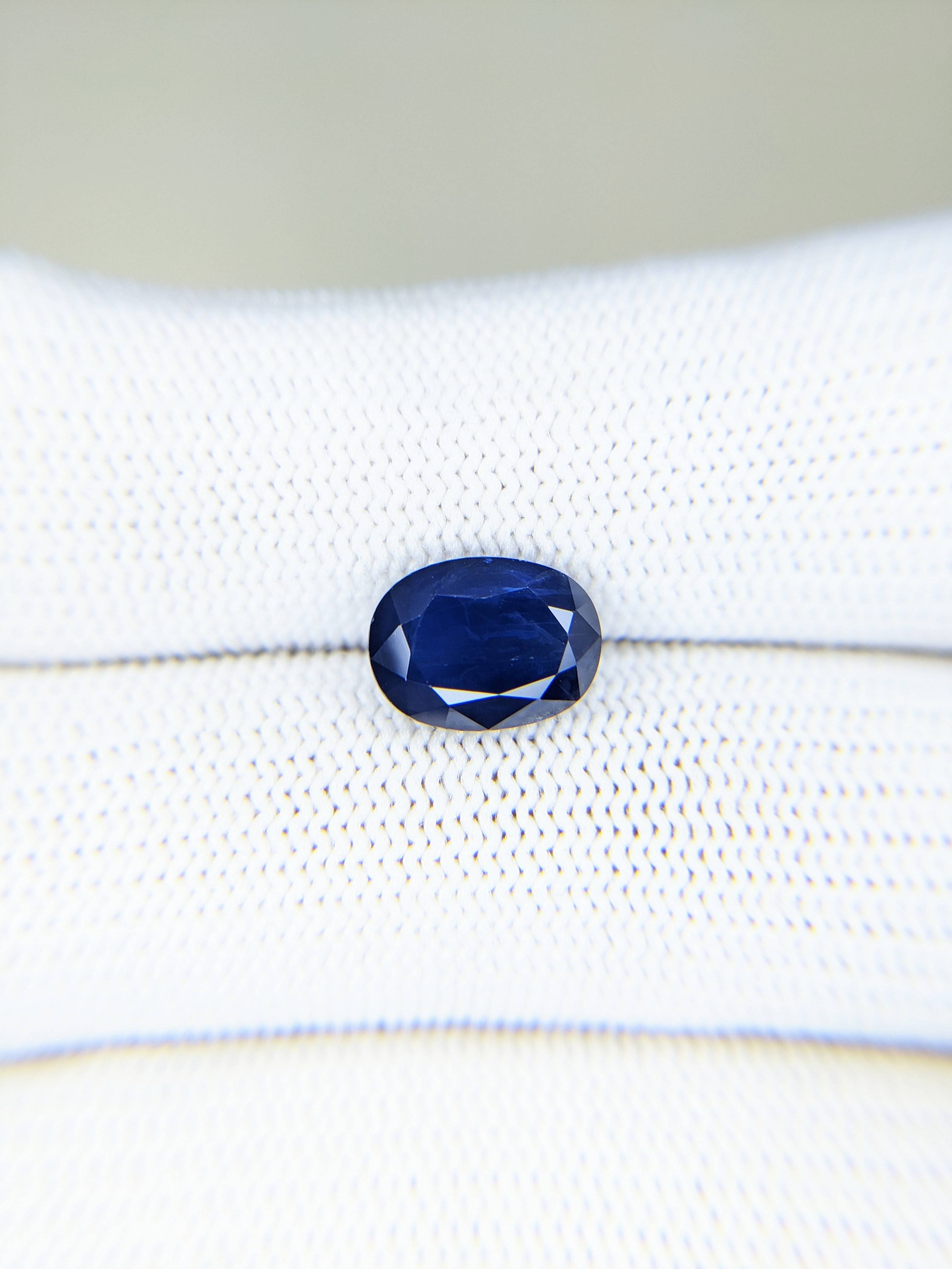 Sapphire Oval: 3.86ct