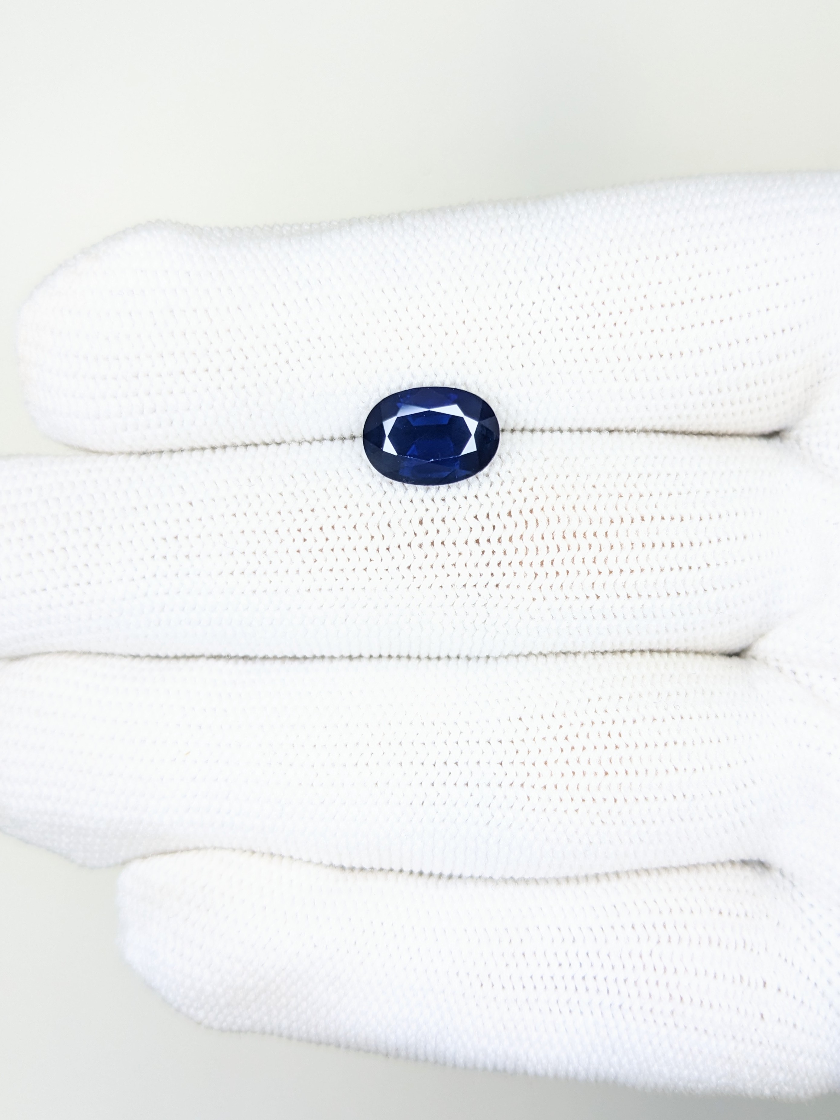 Sapphire Oval: 3.26ct
