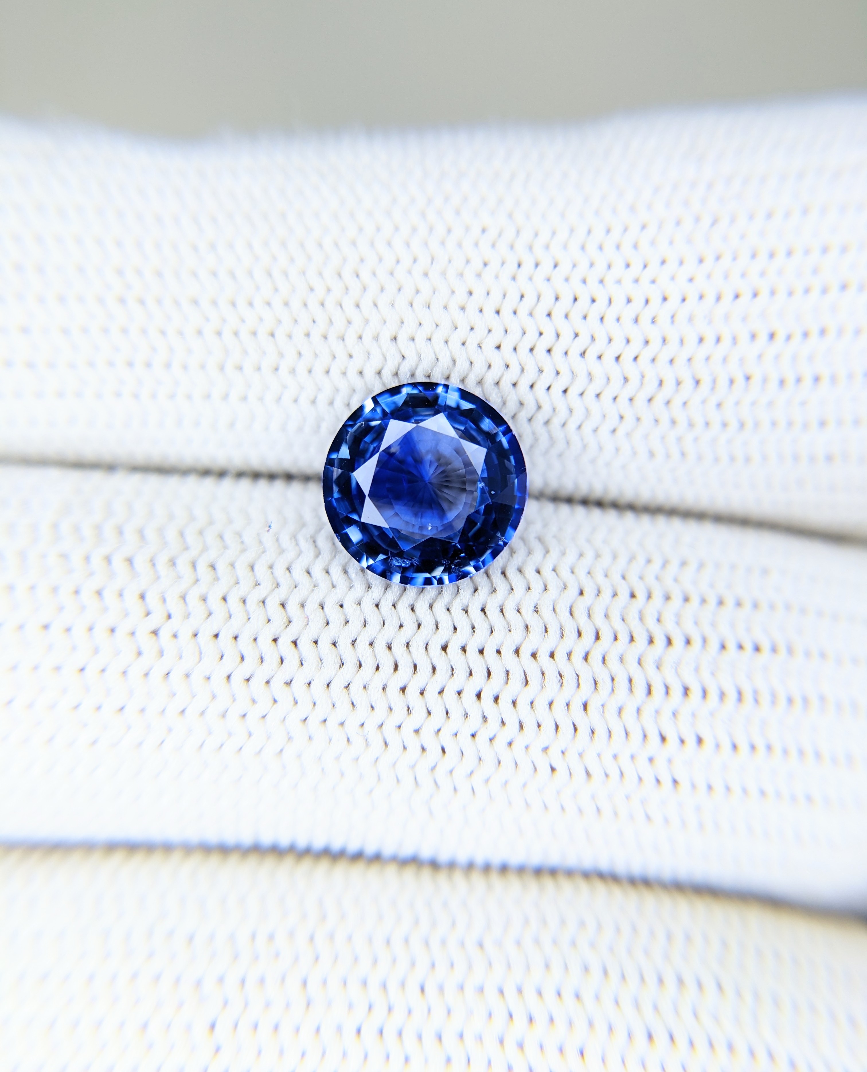 Sapphire Round: 3.37ct
