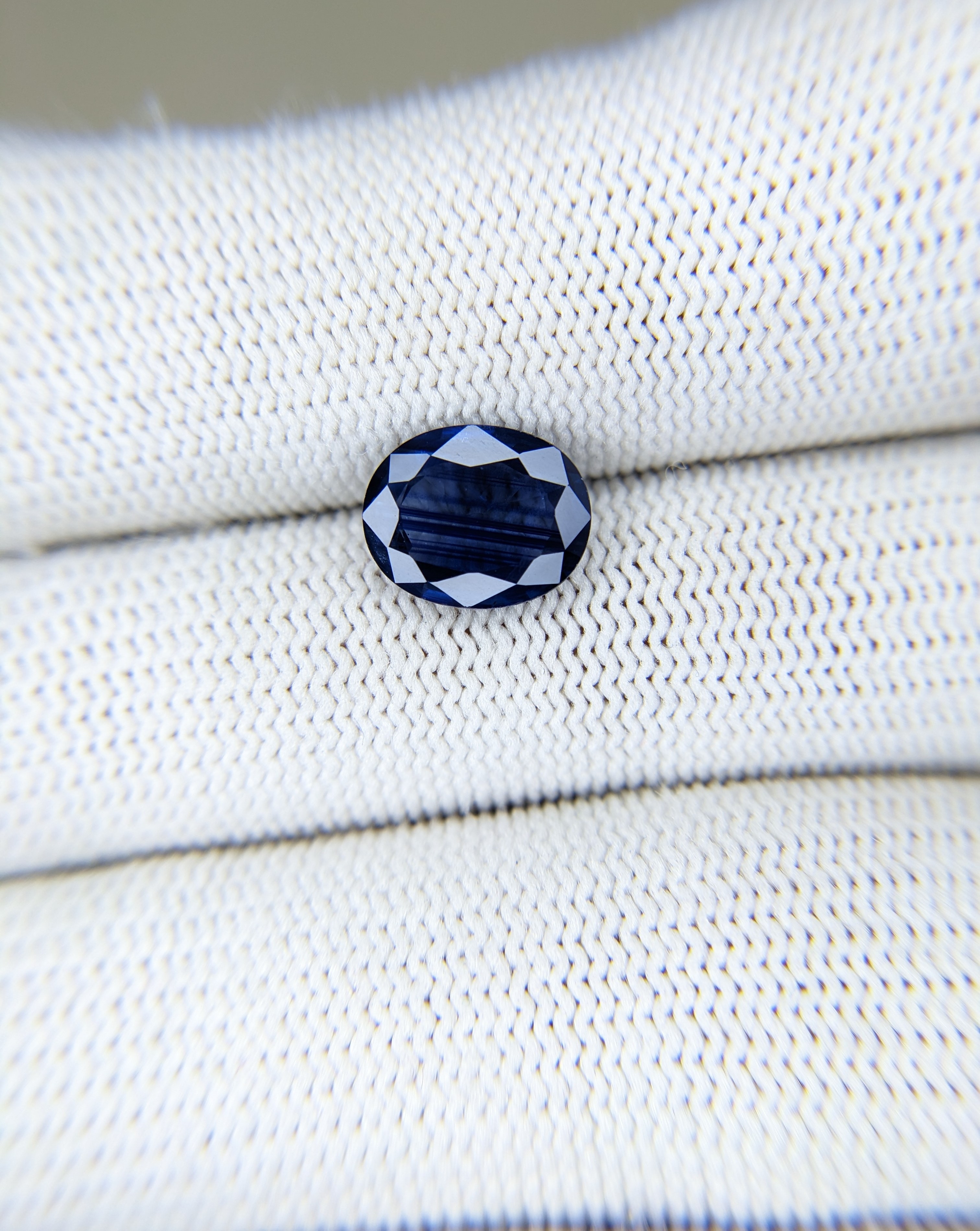 Sapphire Oval: 3.27ct