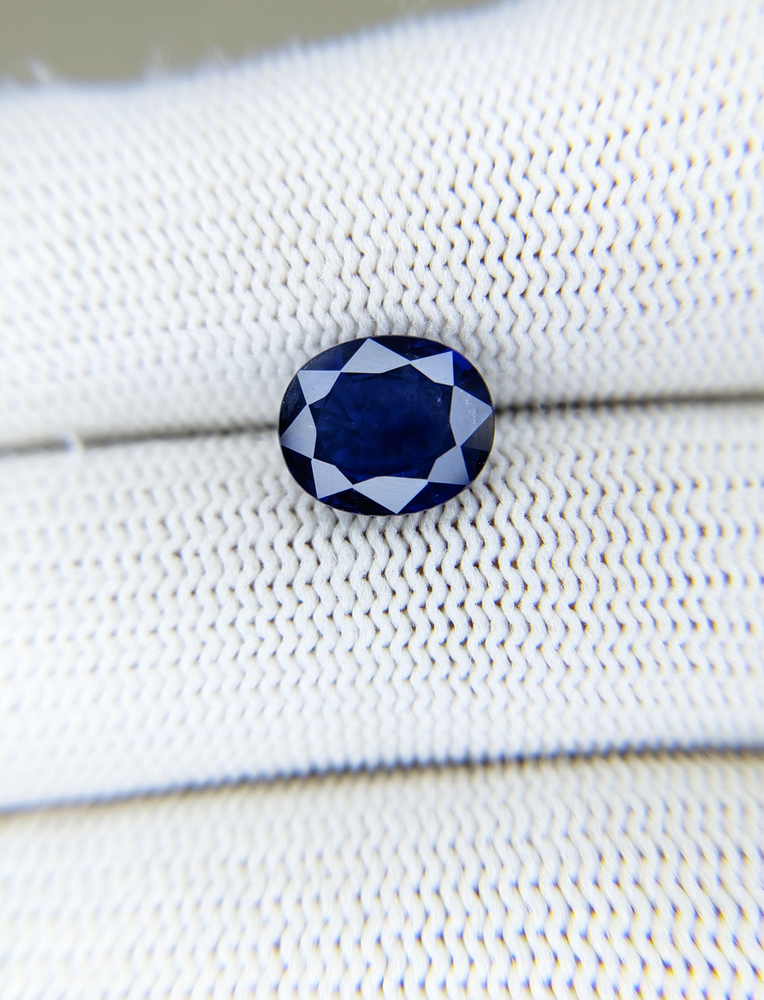 Sapphire Oval: 3.53ct