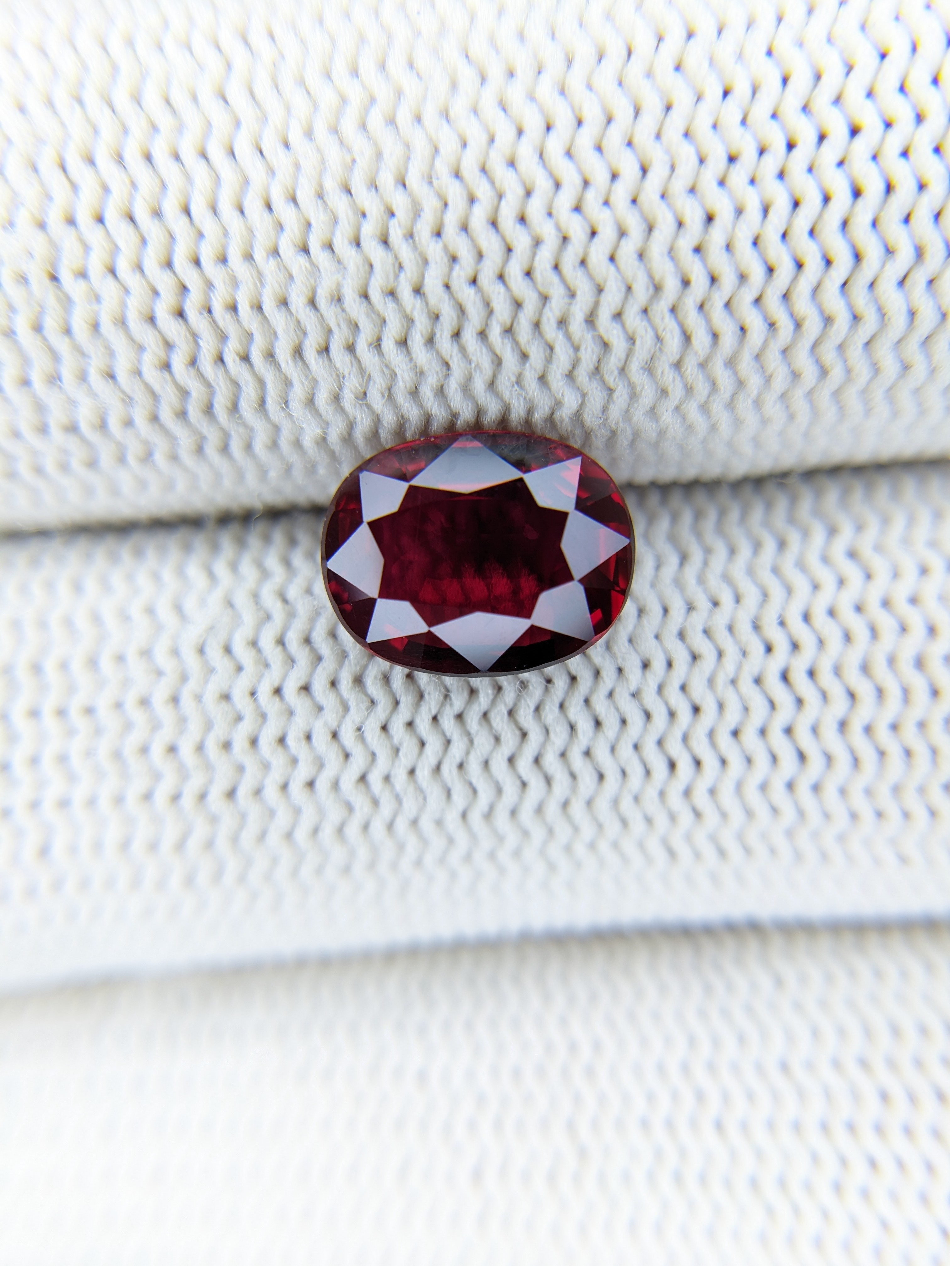 RUBY Oval: 3.28ct